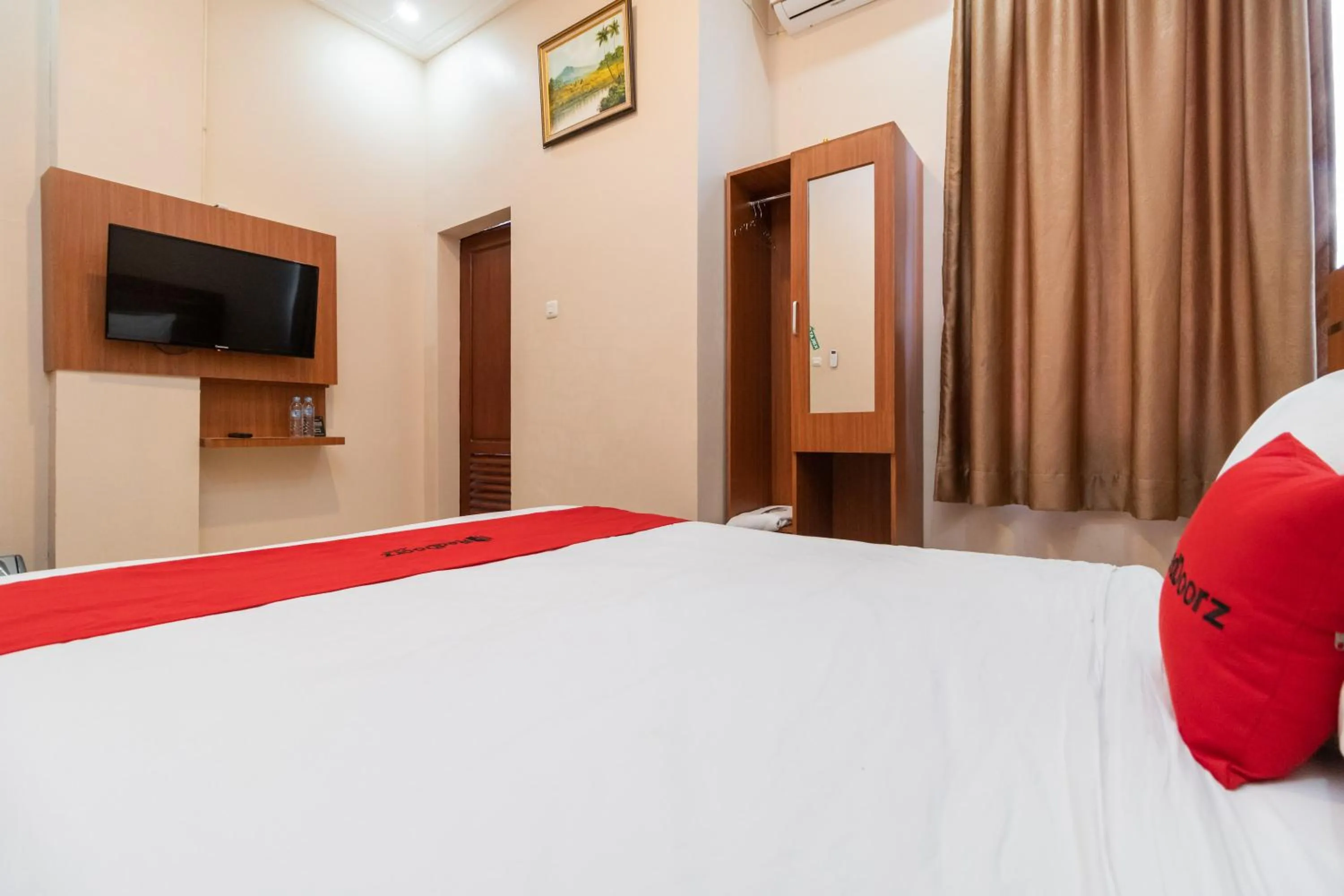 Bedroom, Bed in RedDoorz Syariah near RS Mata Padang