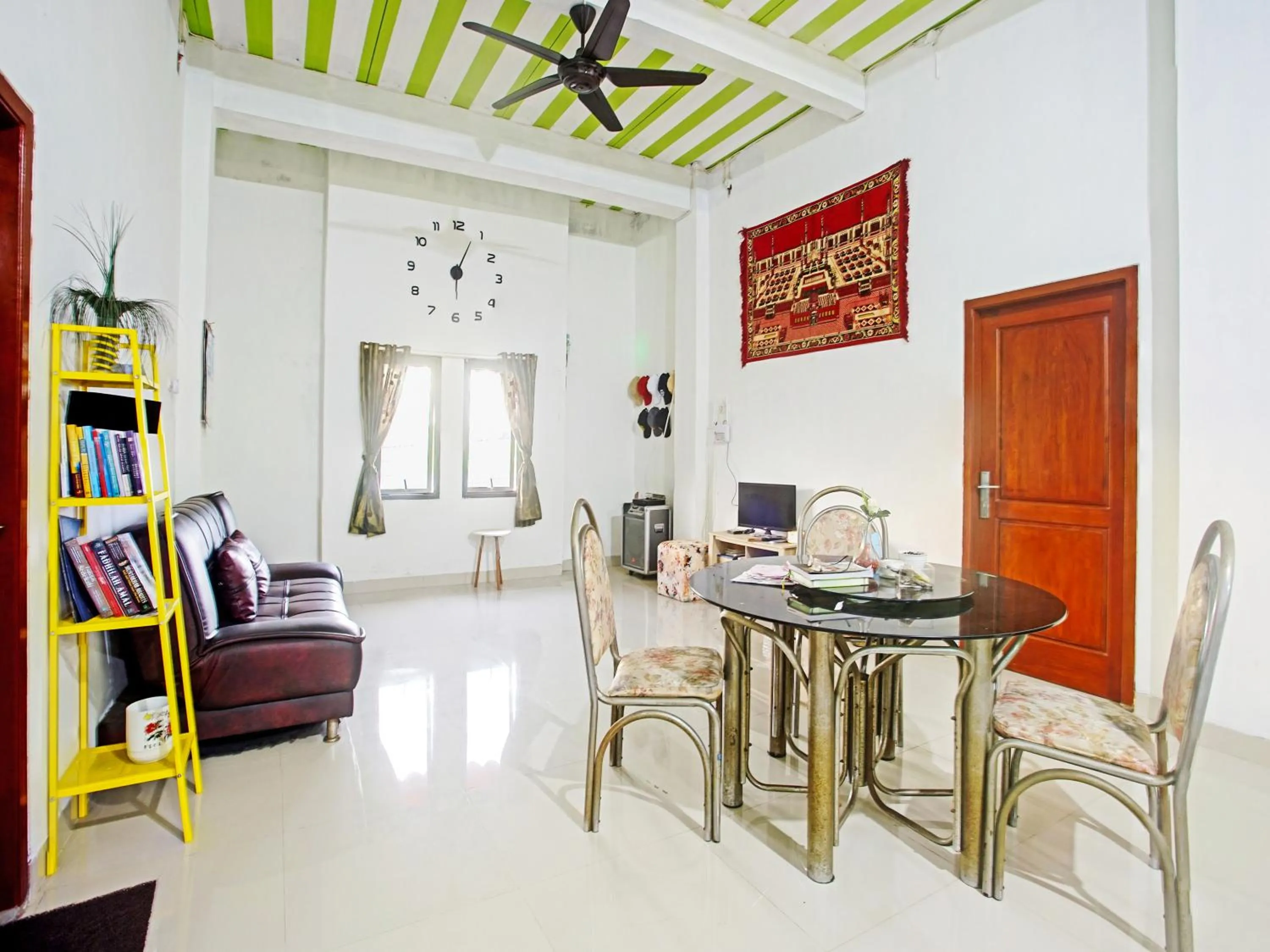 Dining area in OYO Life 90587 Domen Homestay Syariah