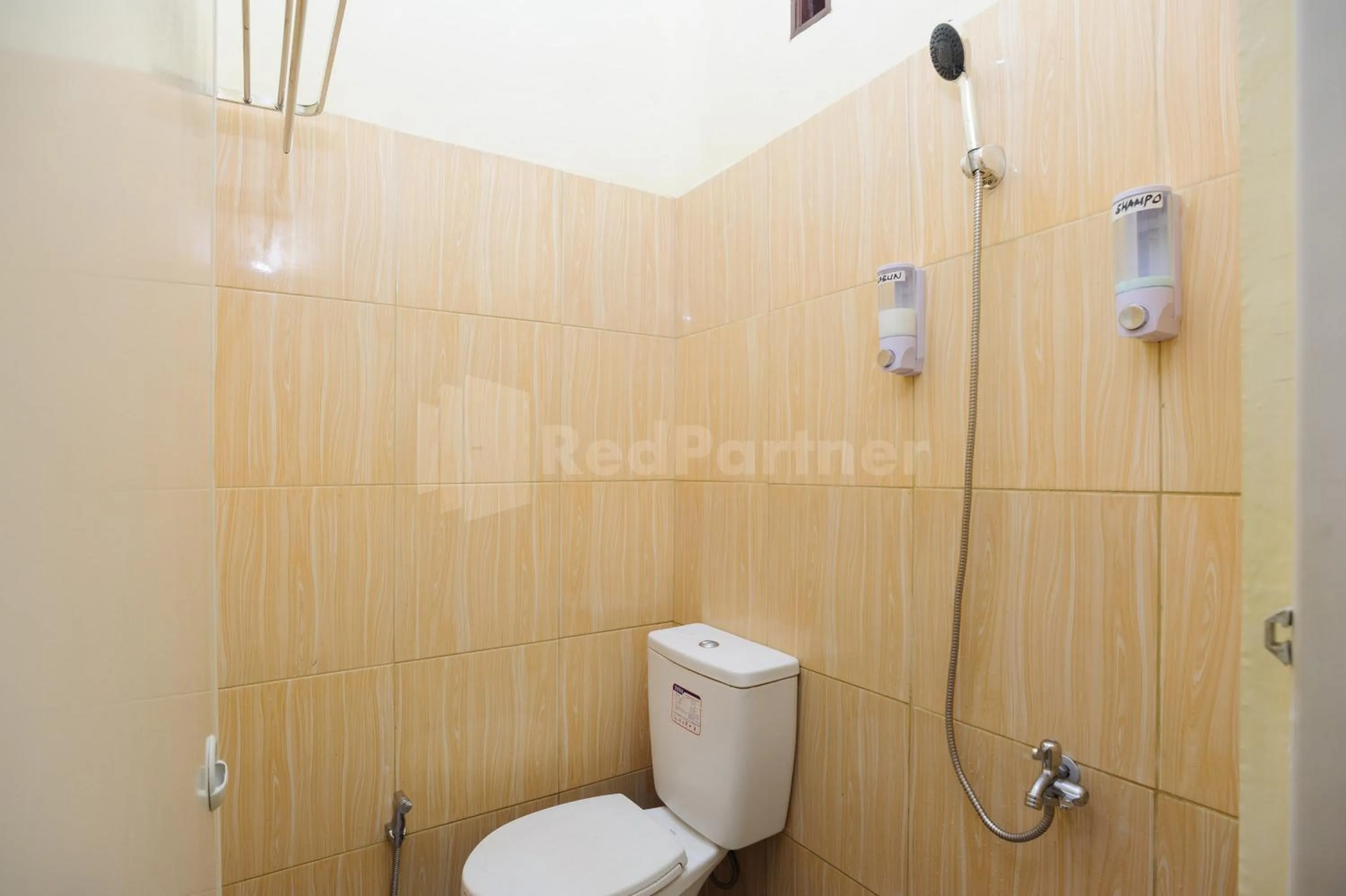 Bathroom in OYO 90594 Fajar Inn