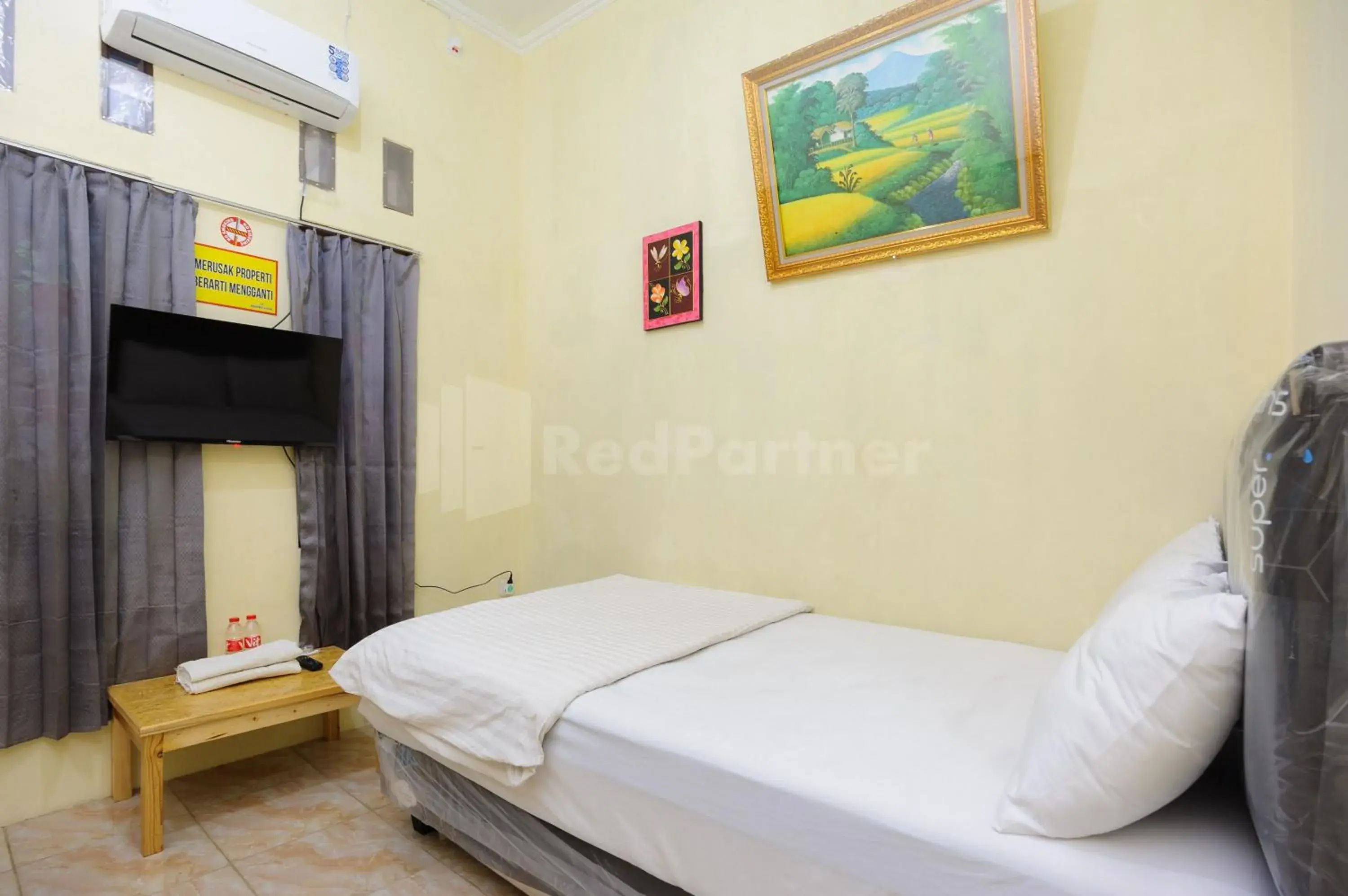 Bed in Fajar Inn Mitra RedDoorz Bed in Fajar Inn Mitra RedDoorz