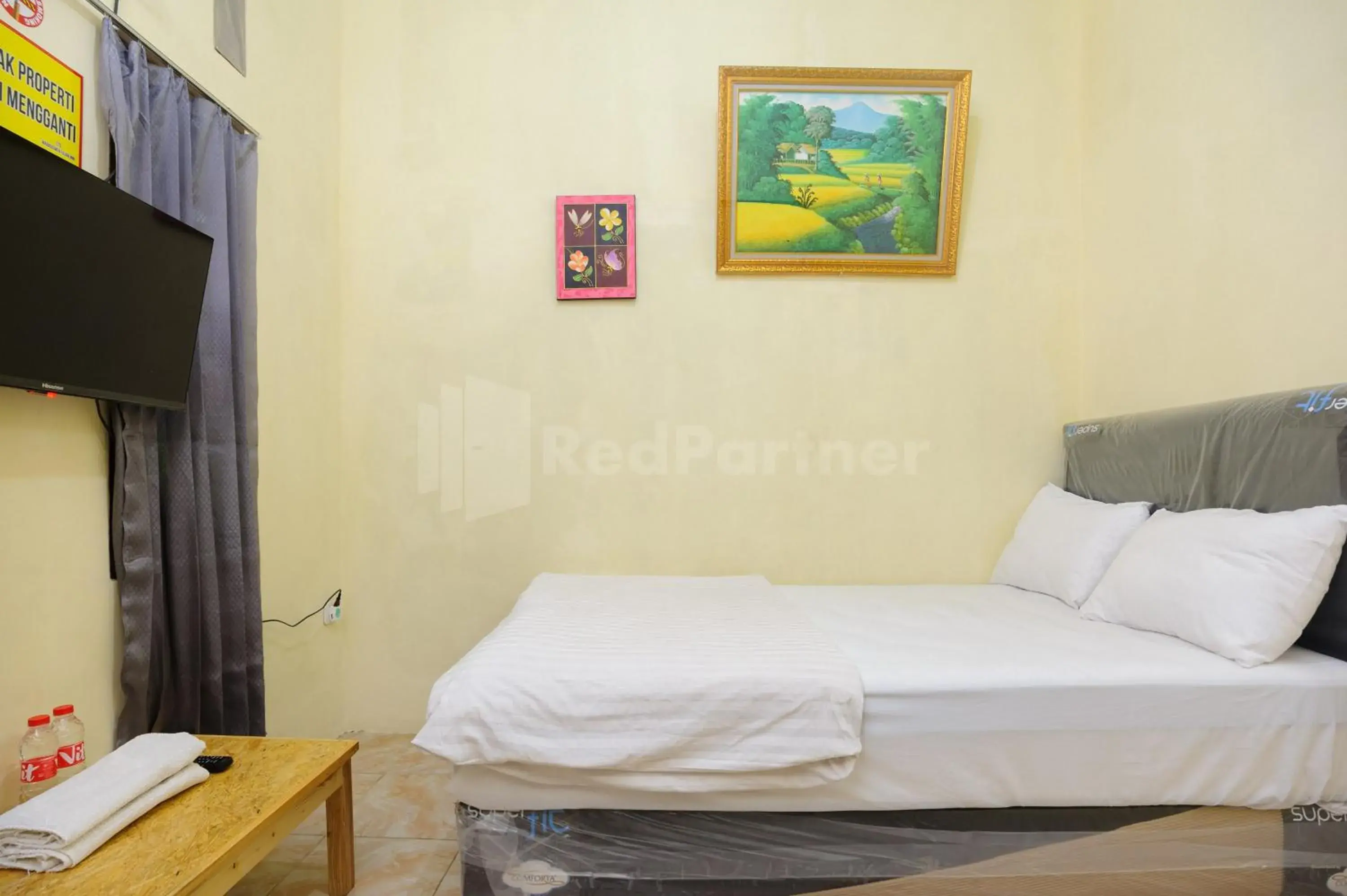 Bed in Fajar Inn Mitra RedDoorz Bed in Fajar Inn Mitra RedDoorz