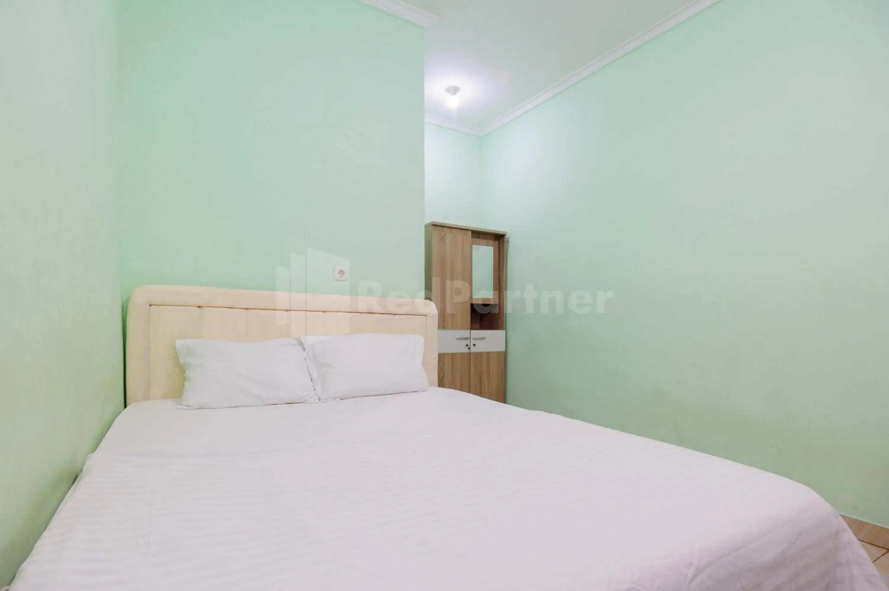 Bed in Fajar Inn Mitra RedDoorz Bed in Fajar Inn Mitra RedDoorz