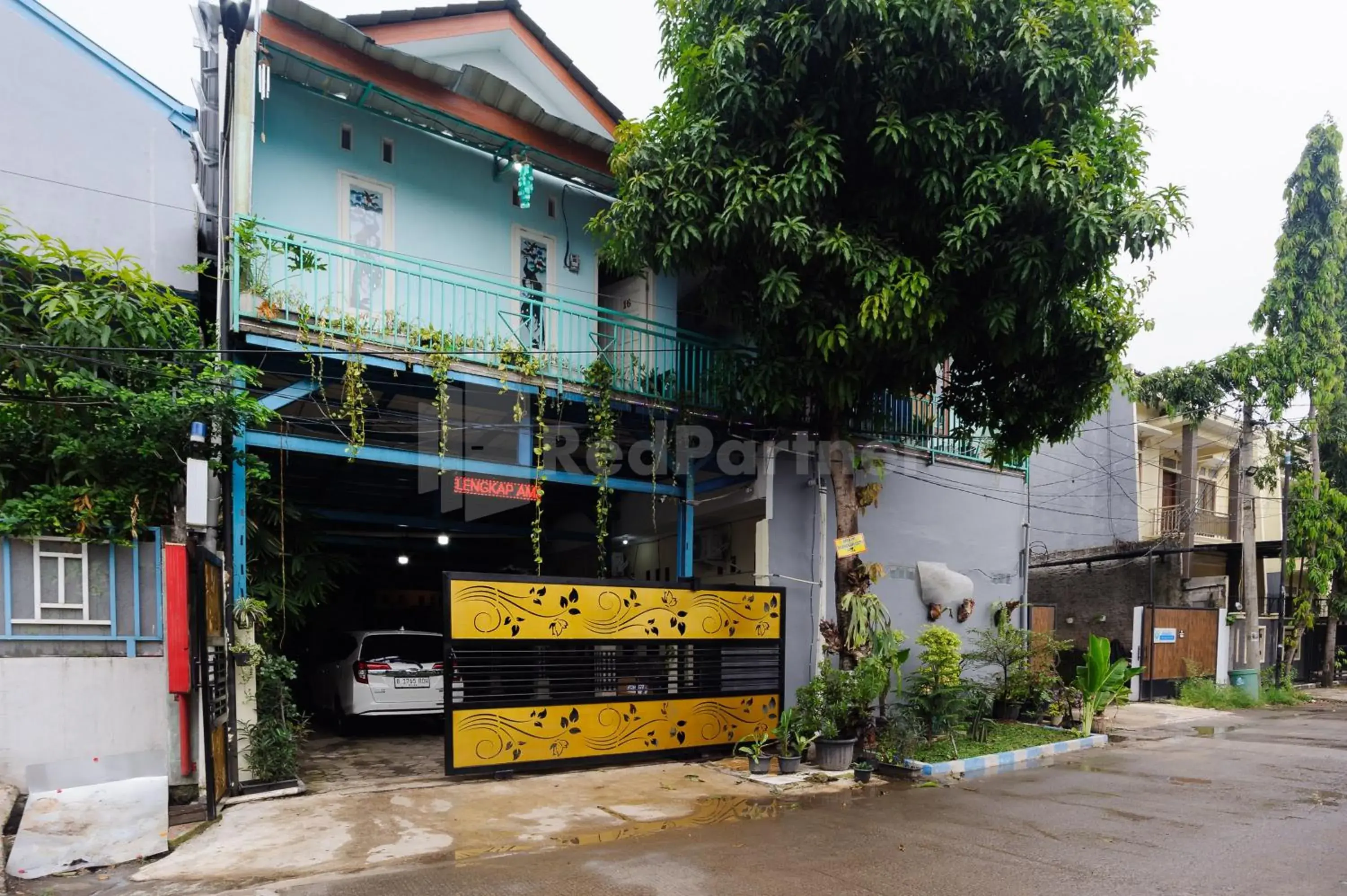 Property building in Fajar Inn Mitra RedDoorz Property building in Fajar Inn Mitra RedDoorz