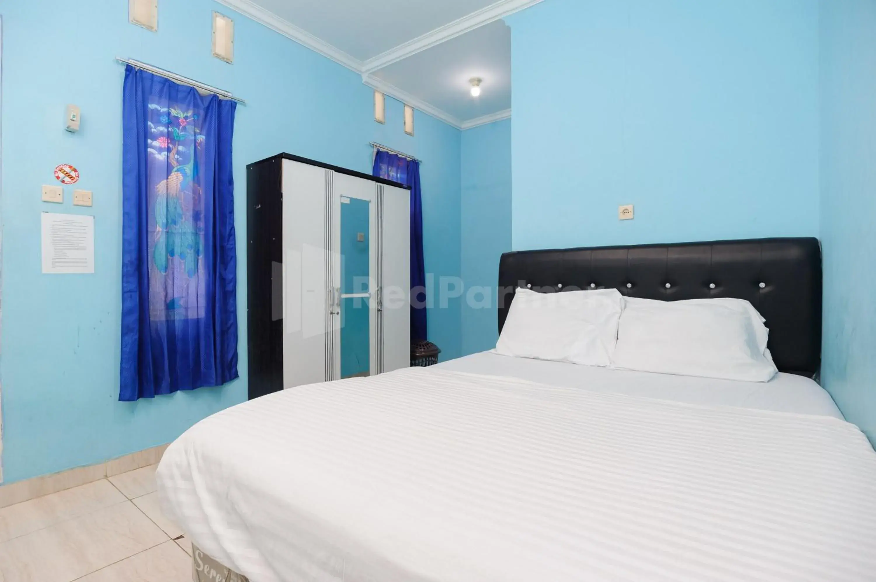 Bed in Fajar Inn Mitra RedDoorz Bed in Fajar Inn Mitra RedDoorz