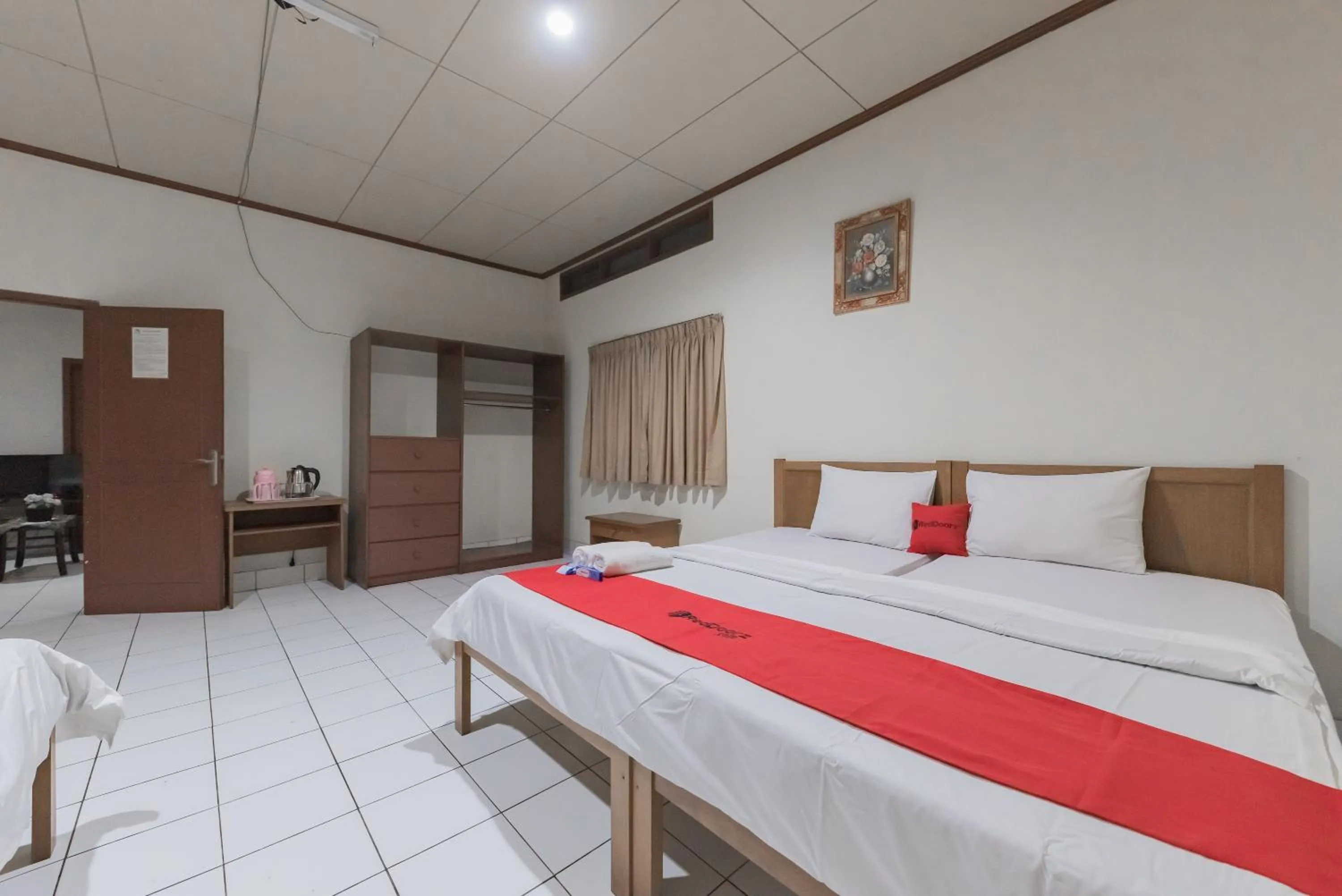 Bed in RedDoorz Plus At Hotel Griya Astoeti