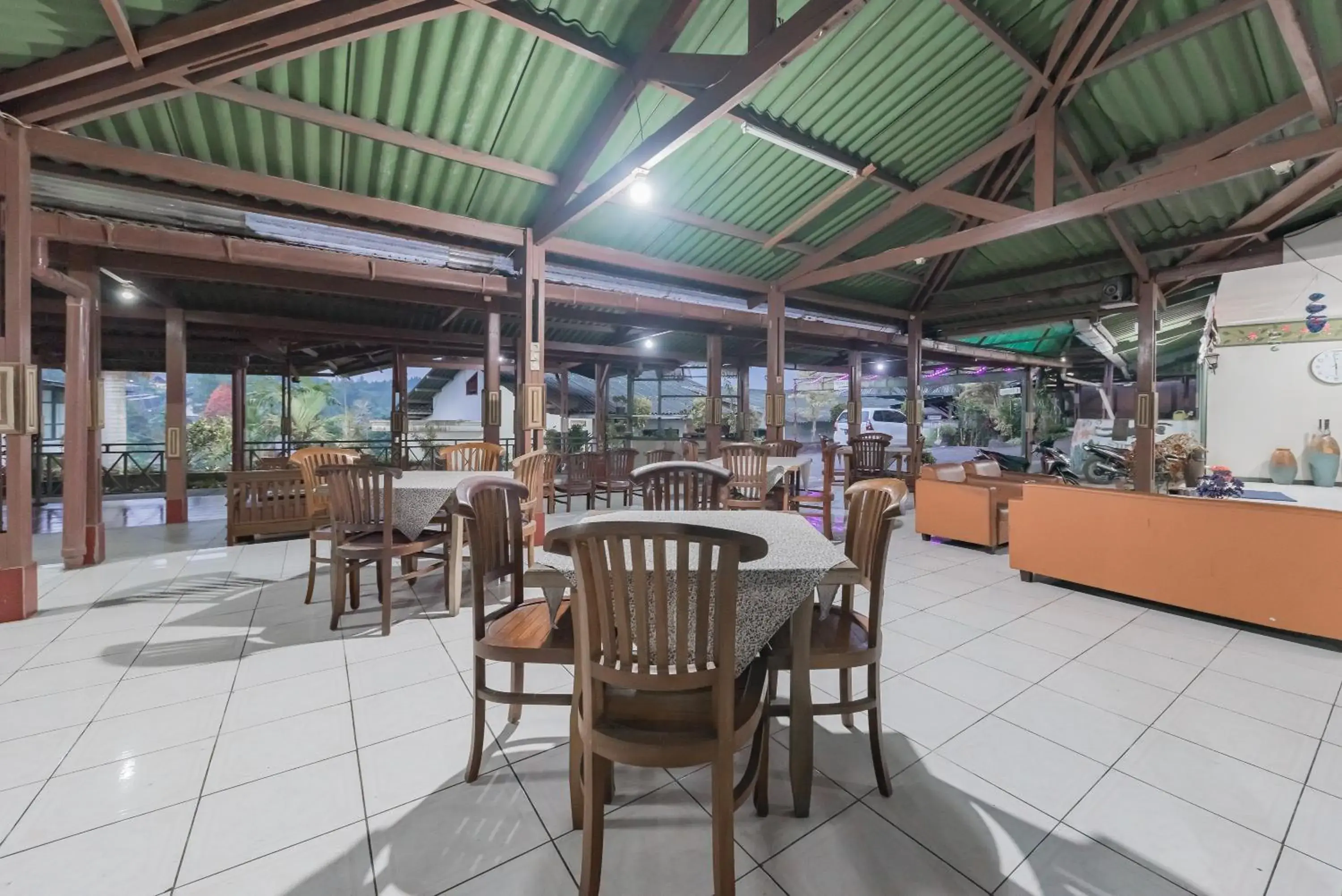 Restaurant/places to eat in RedDoorz Plus At Hotel Griya Astoeti Restaurant/places to eat in RedDoorz Plus At Hotel Griya Astoeti