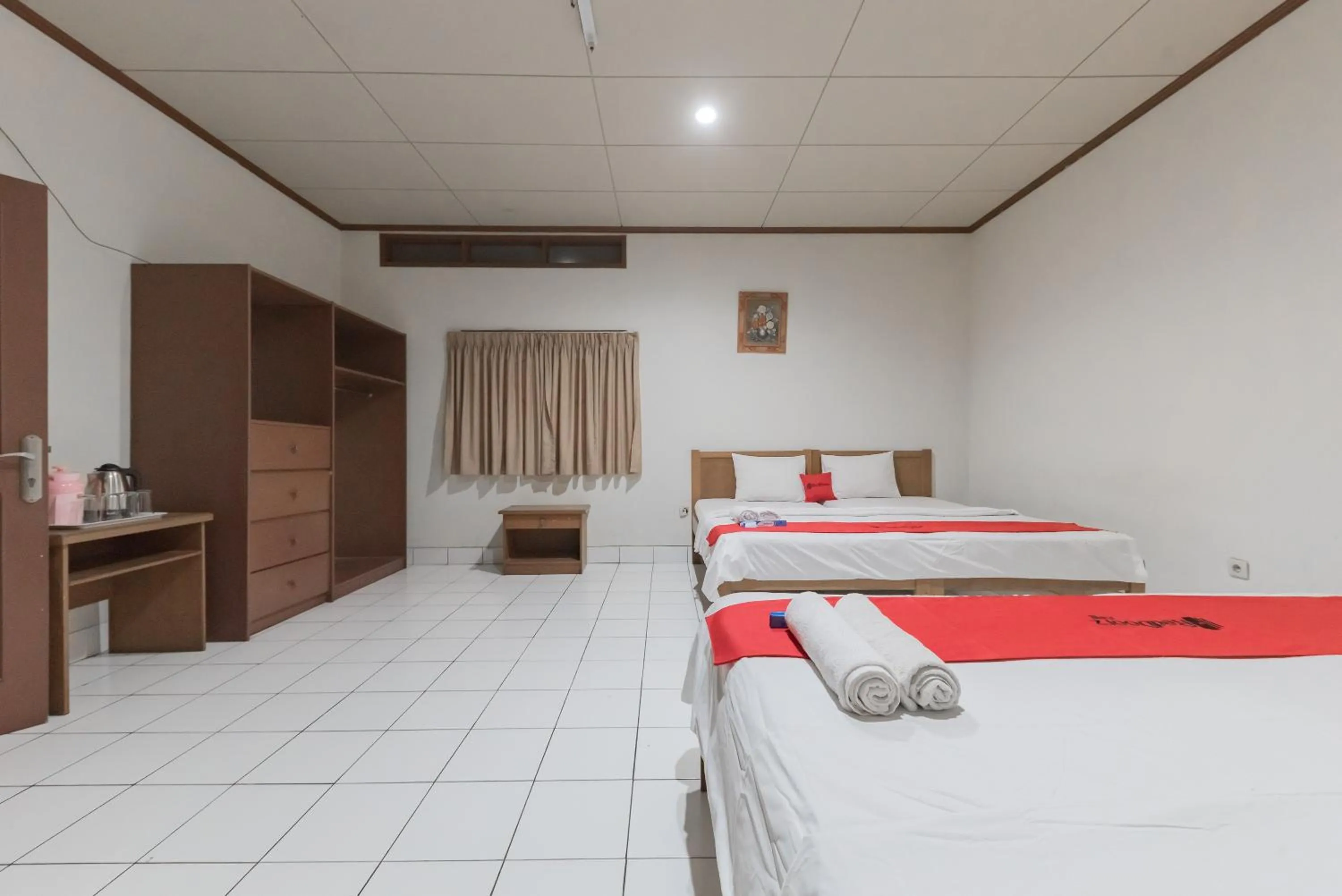 Bed in RedDoorz Plus At Hotel Griya Astoeti