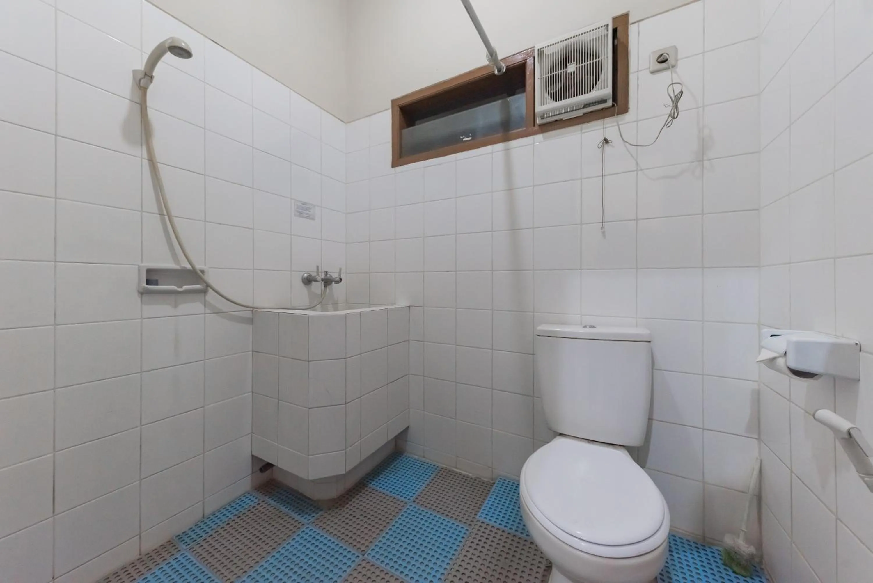 Shower in RedDoorz Plus At Hotel Griya Astoeti