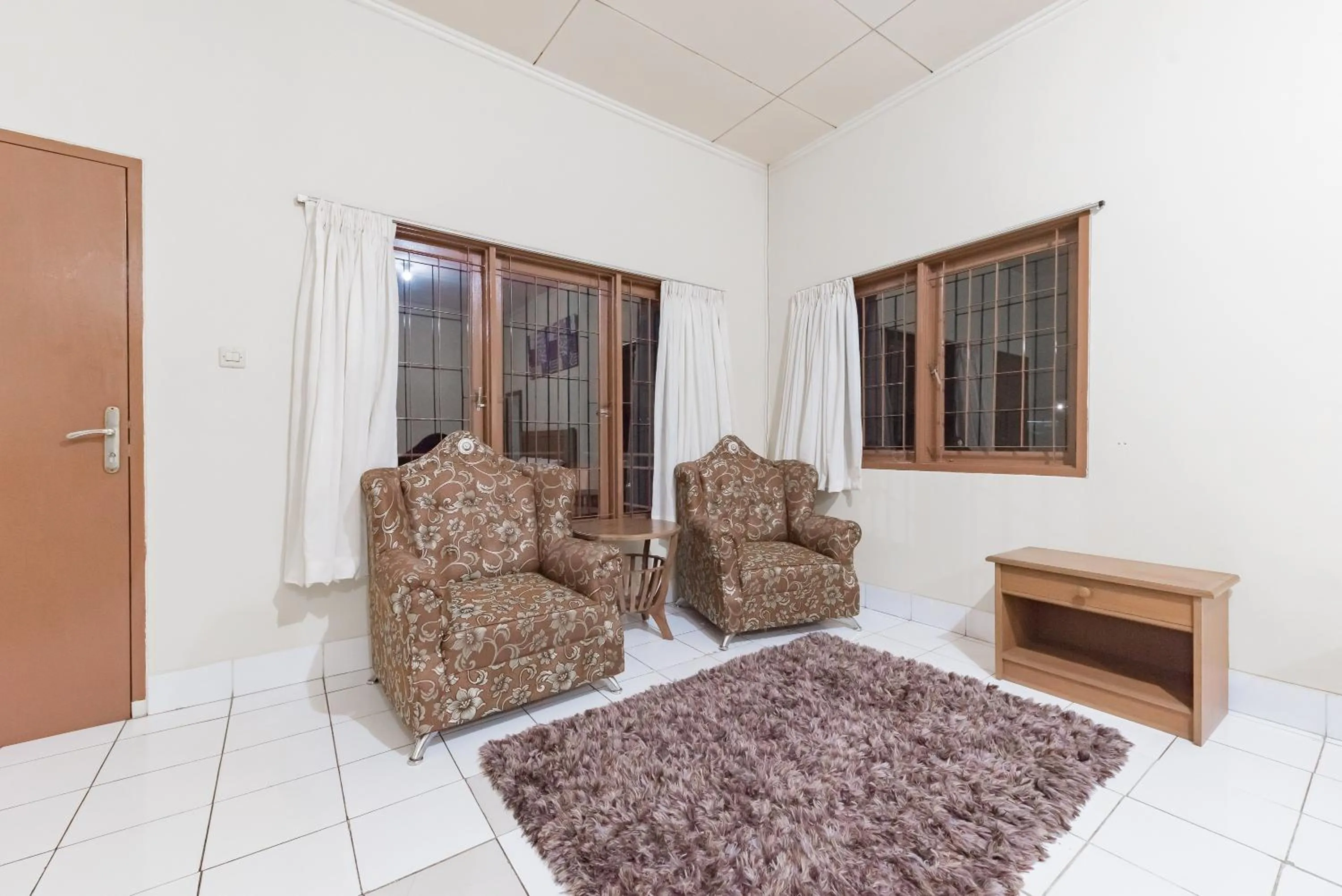 Seating area, Bed in RedDoorz Plus At Hotel Griya Astoeti