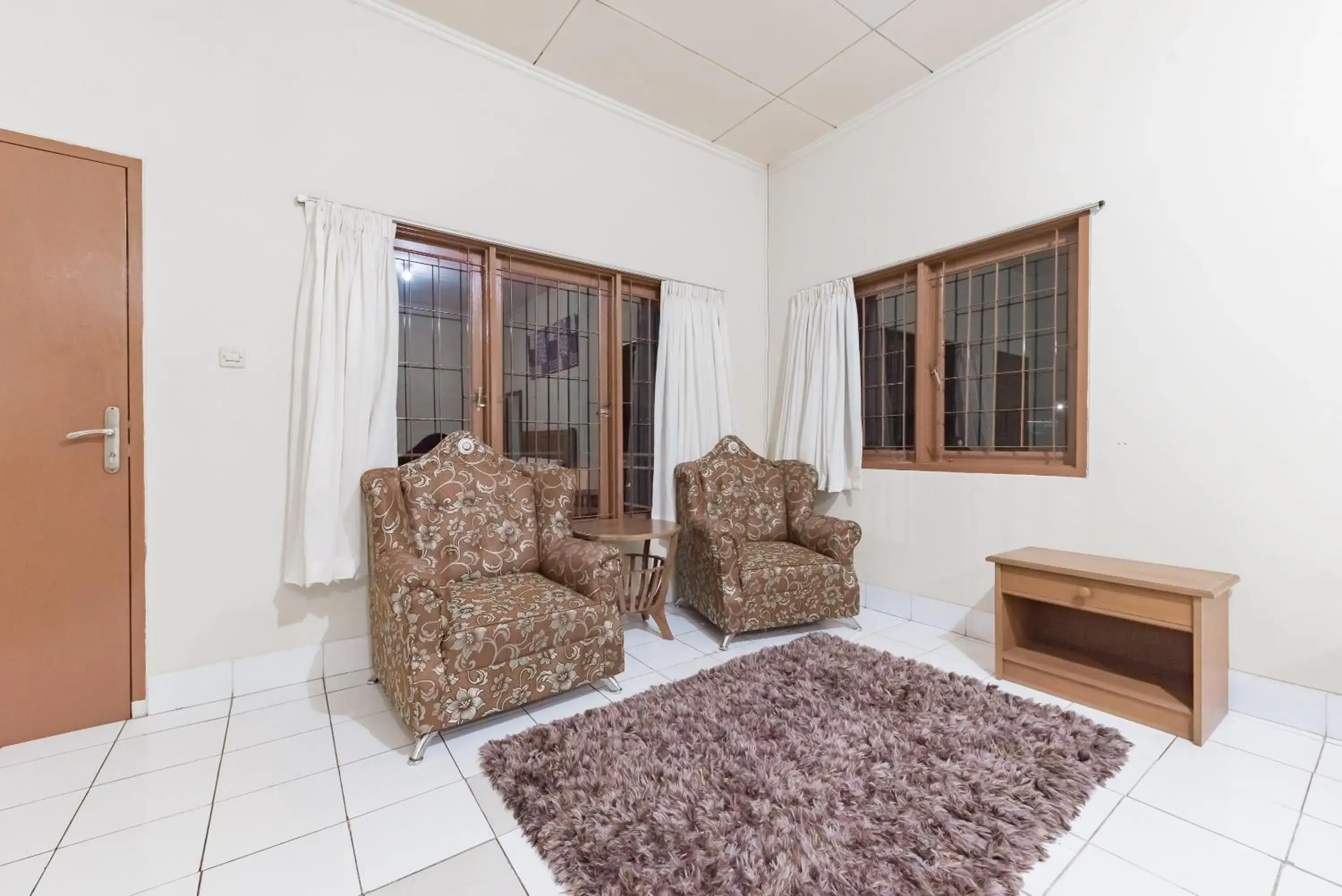 Seating area, Bed in RedDoorz Plus At Hotel Griya Astoeti Seating area, Bed in RedDoorz Plus At Hotel Griya Astoeti