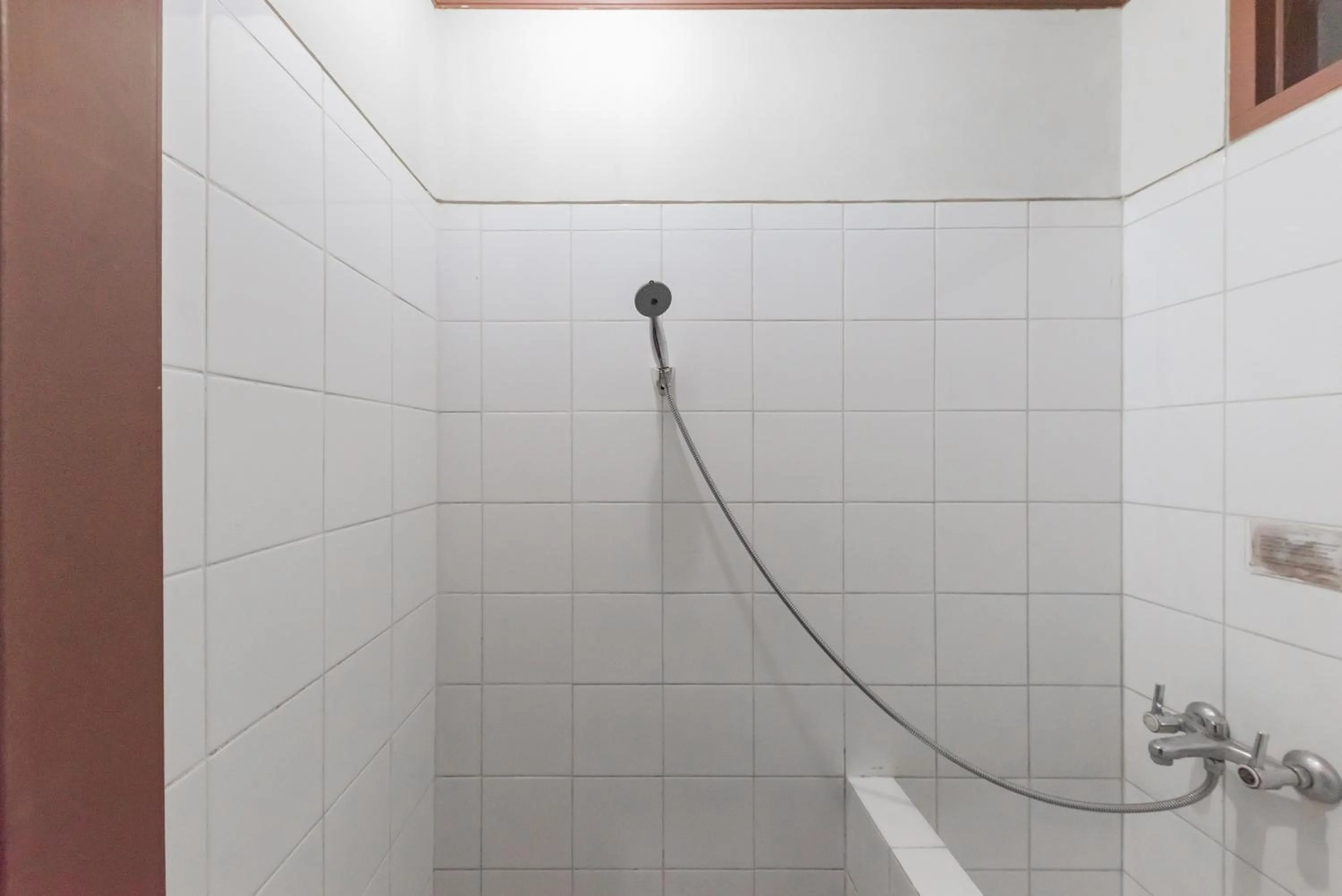 Shower in RedDoorz Plus At Hotel Griya Astoeti