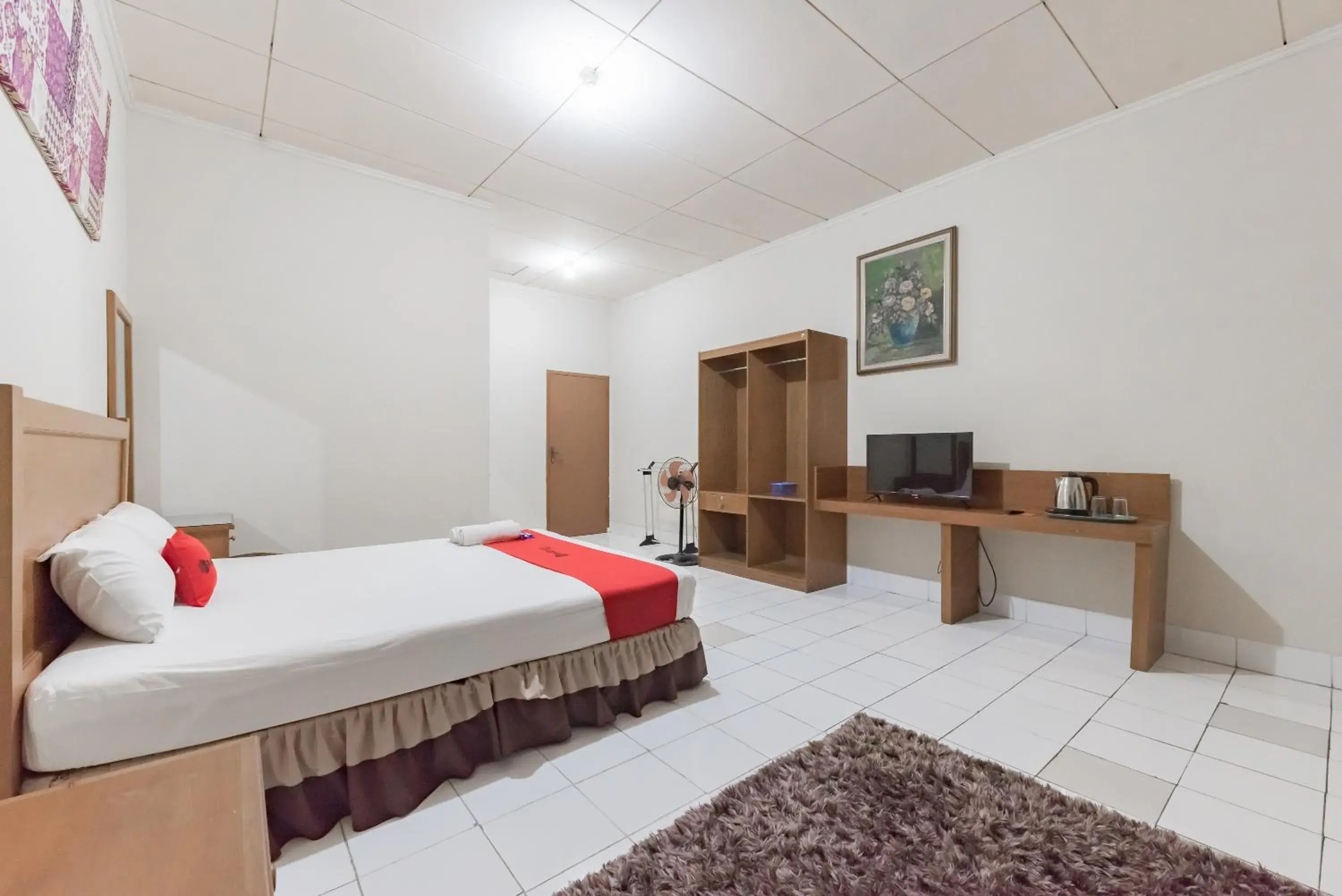 Bed in RedDoorz Plus At Hotel Griya Astoeti Bed in RedDoorz Plus At Hotel Griya Astoeti