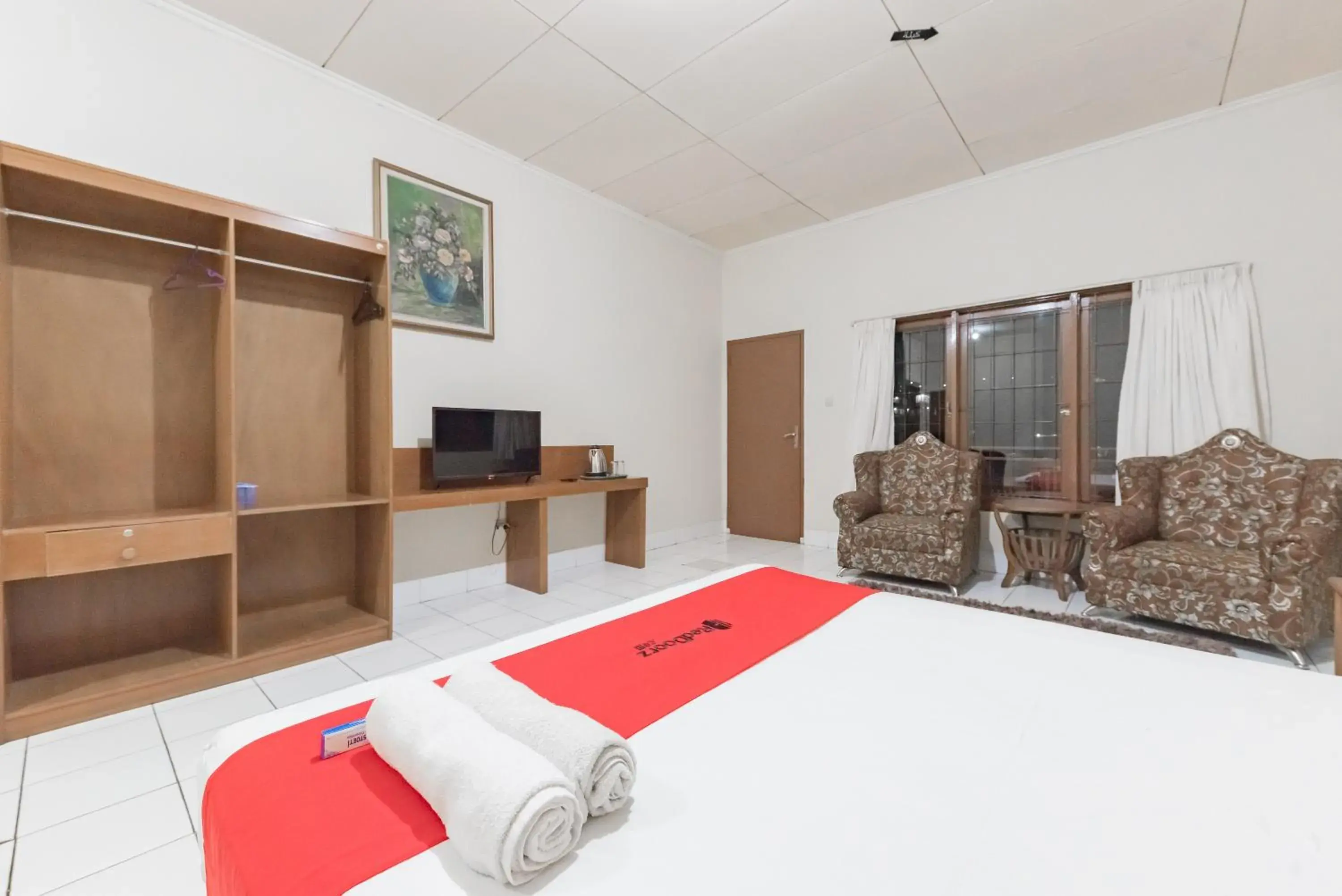 Bed in RedDoorz Plus At Hotel Griya Astoeti Bed in RedDoorz Plus At Hotel Griya Astoeti