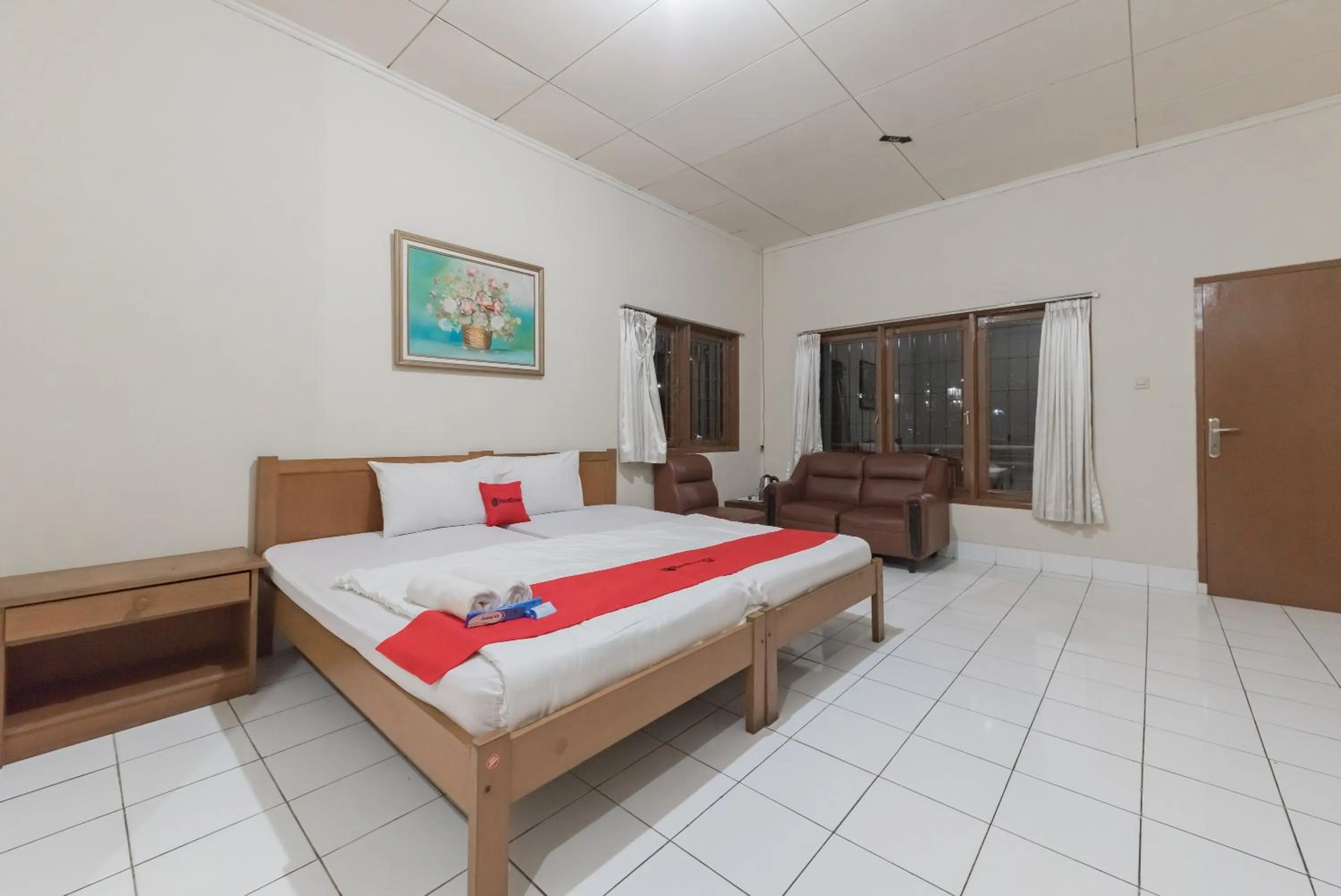 Bed in RedDoorz Plus At Hotel Griya Astoeti