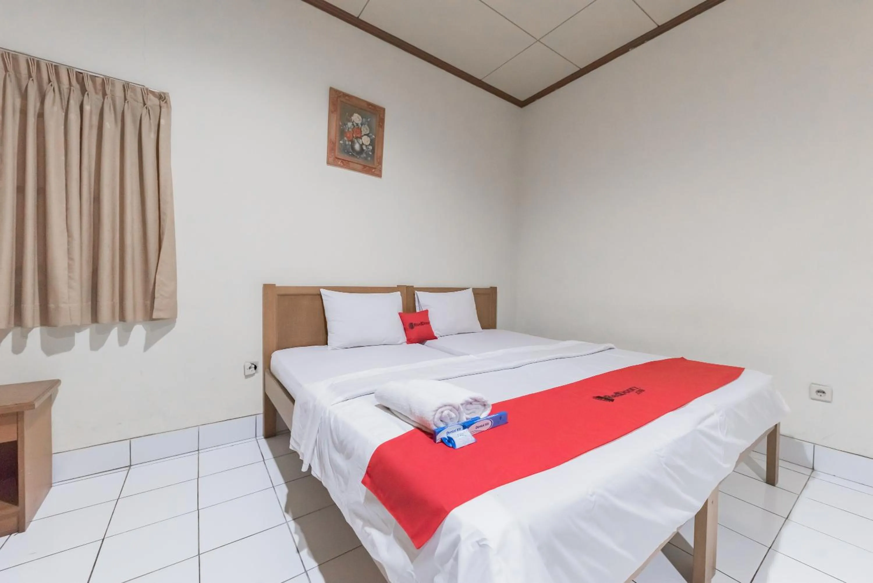 Bed in RedDoorz Plus At Hotel Griya Astoeti