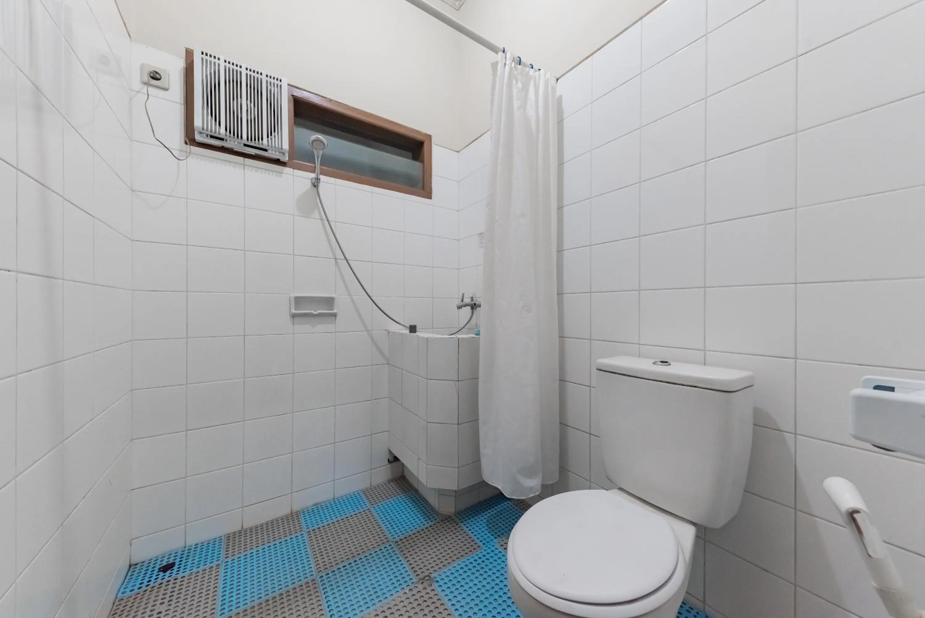 Shower in RedDoorz Plus At Hotel Griya Astoeti