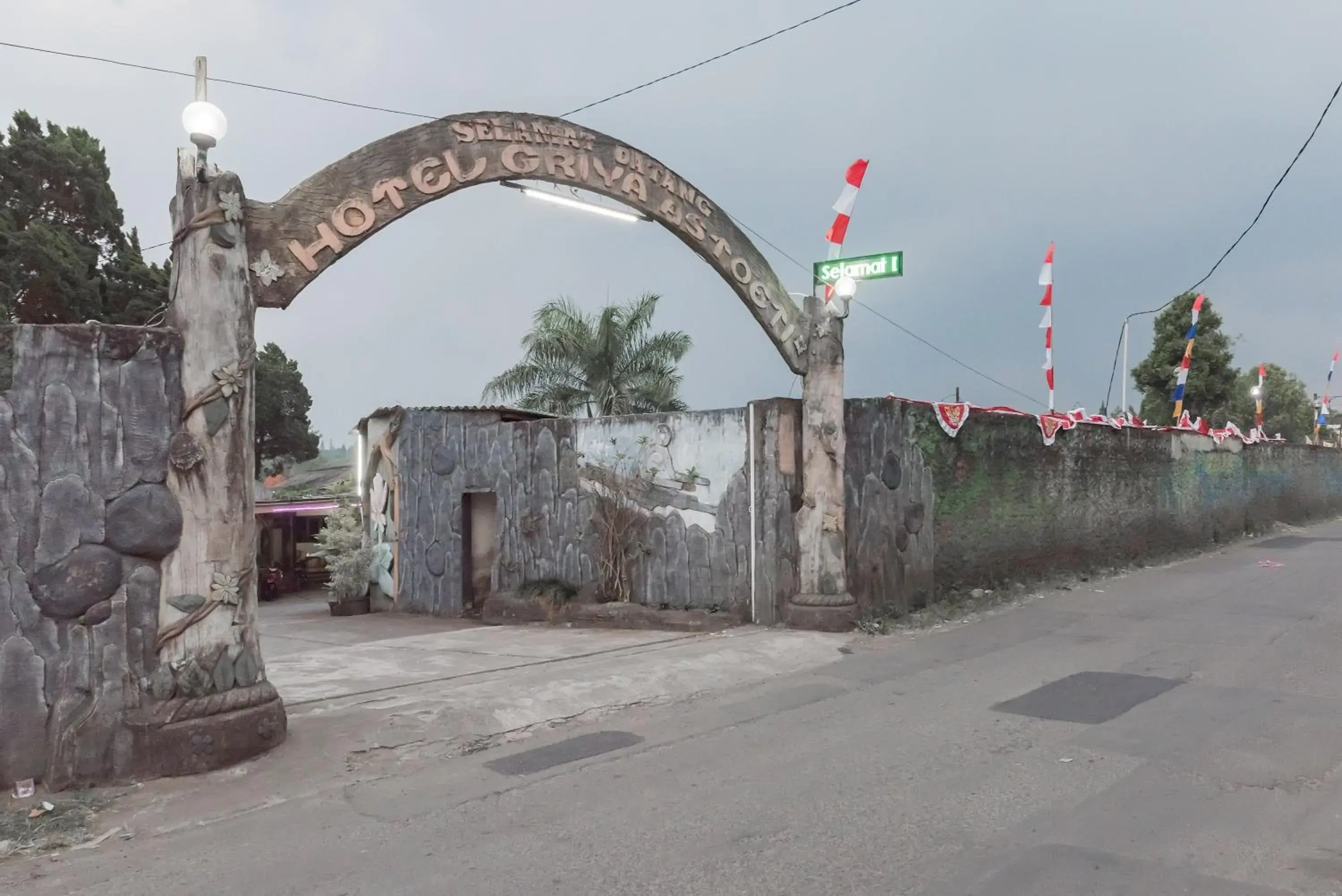 Property building in RedDoorz Plus At Hotel Griya Astoeti Property building in RedDoorz Plus At Hotel Griya Astoeti