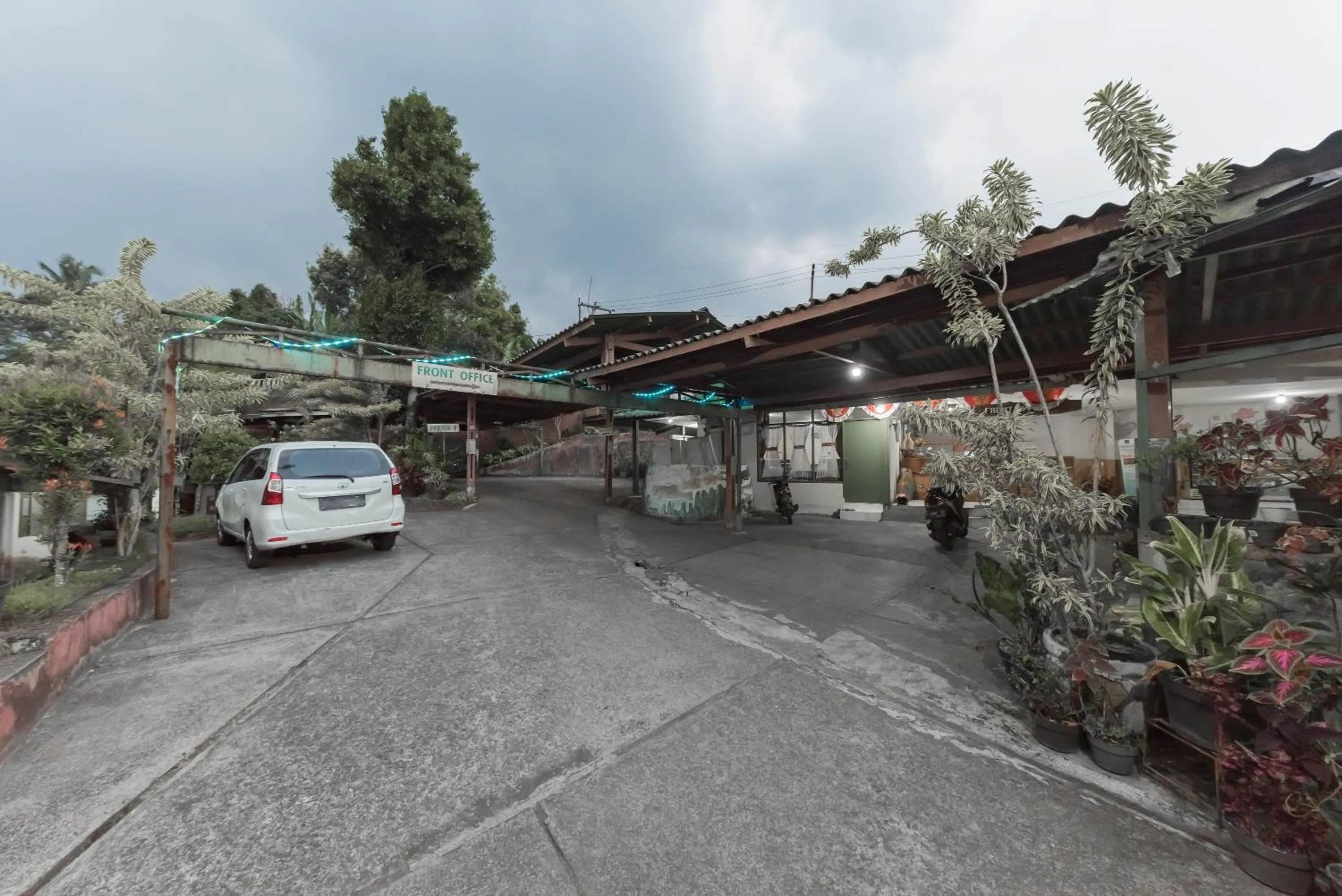 Parking in RedDoorz Plus At Hotel Griya Astoeti