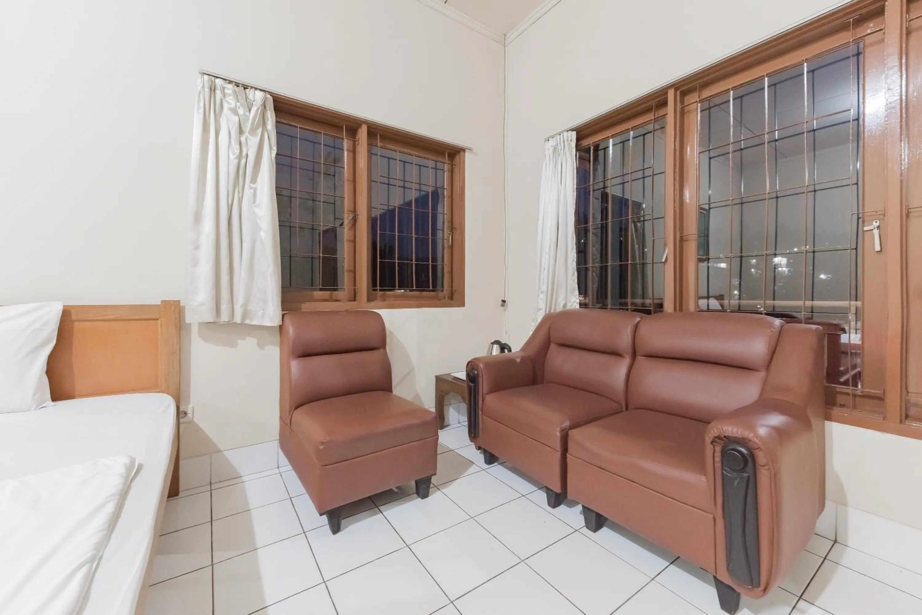 Seating area in RedDoorz Plus At Hotel Griya Astoeti