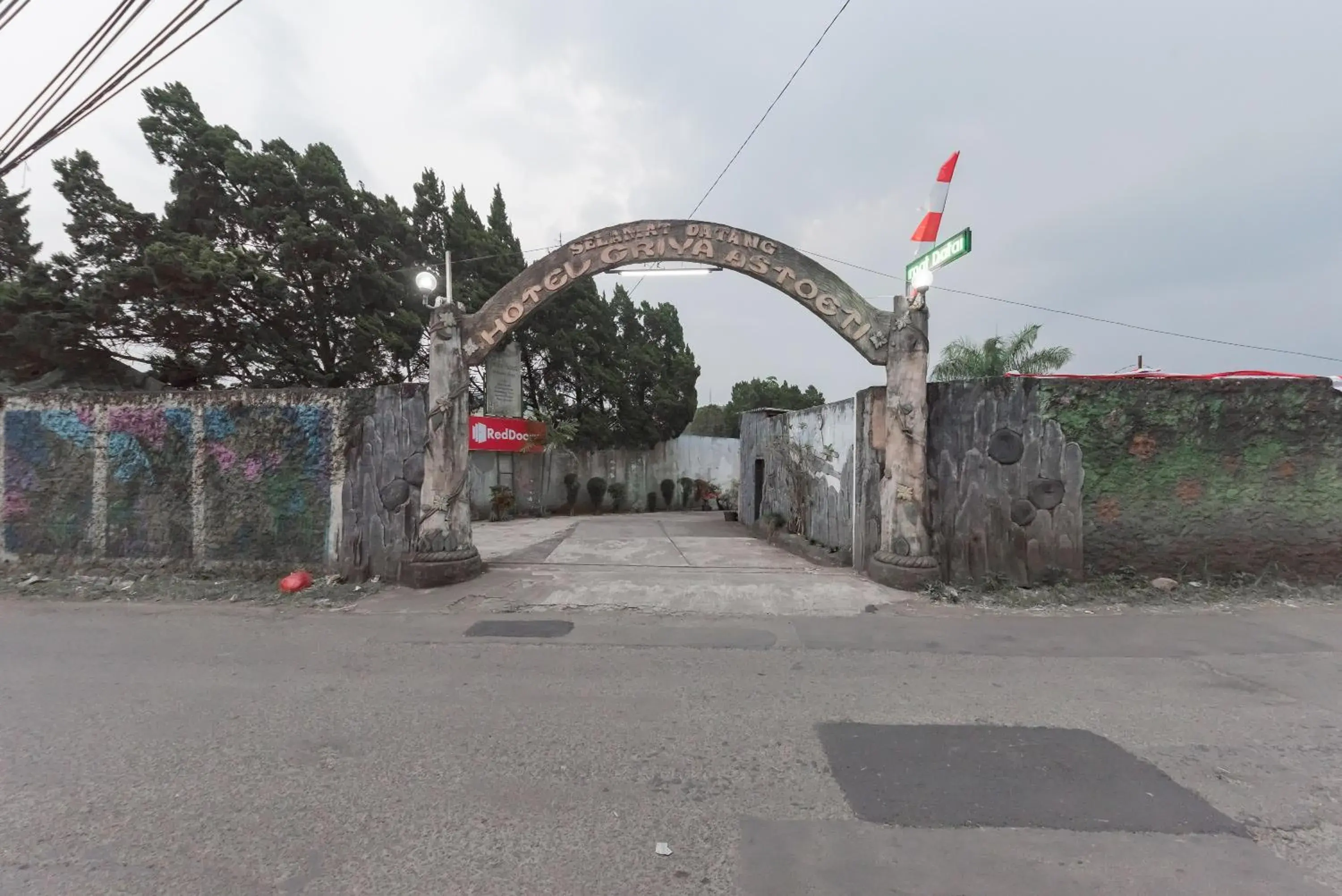 Property building in RedDoorz Plus At Hotel Griya Astoeti Property building in RedDoorz Plus At Hotel Griya Astoeti