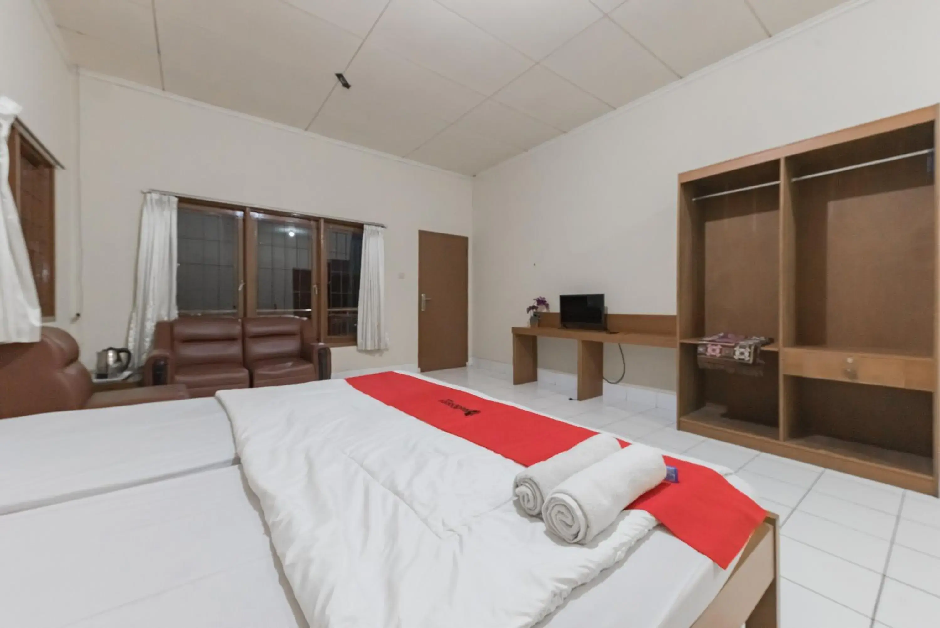 Bed in RedDoorz Plus At Hotel Griya Astoeti Bed in RedDoorz Plus At Hotel Griya Astoeti