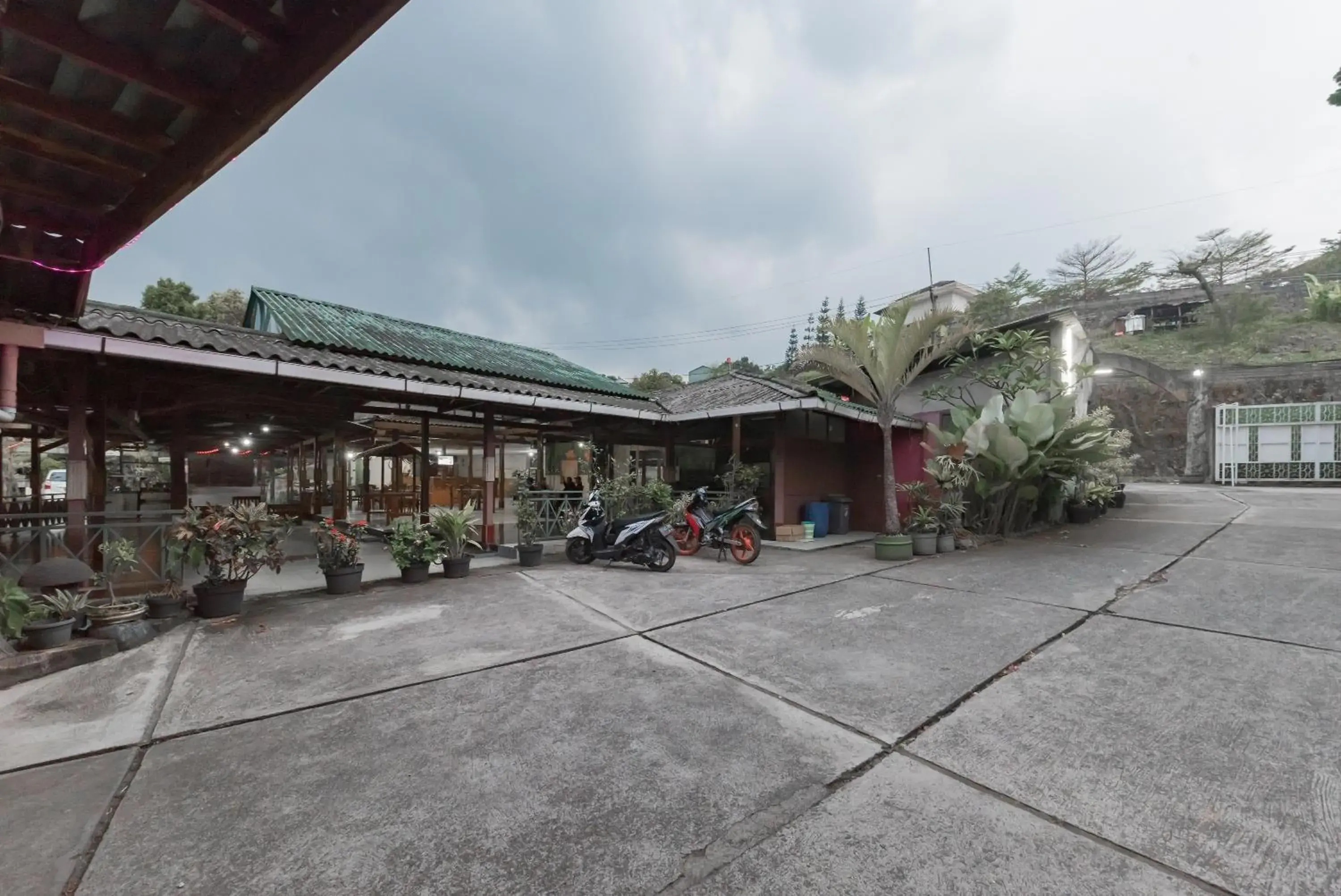 Property building in RedDoorz Plus At Hotel Griya Astoeti Property building in RedDoorz Plus At Hotel Griya Astoeti