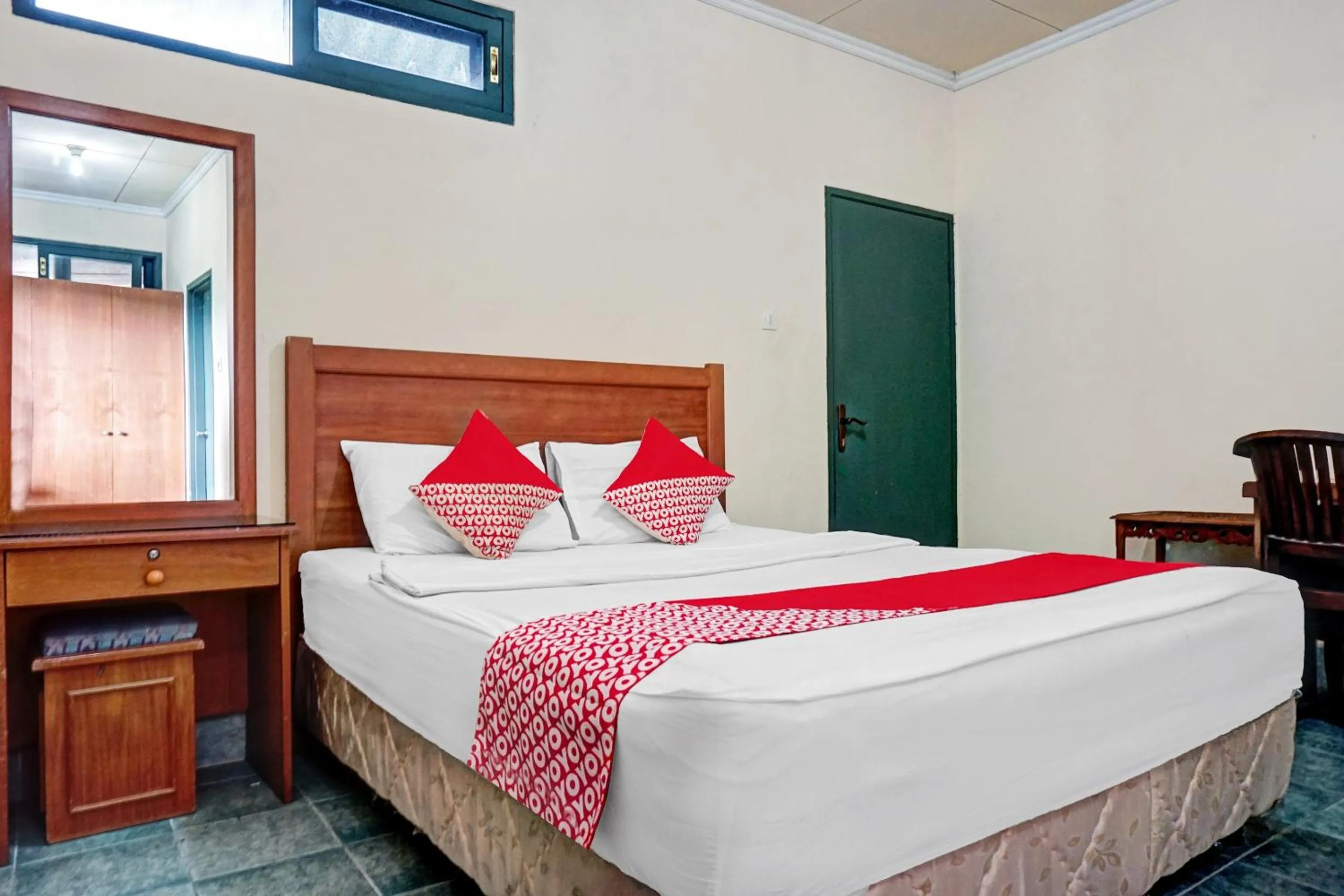 Bedroom, Bed in Hotel O 90596 Hotel Griya Astoeti