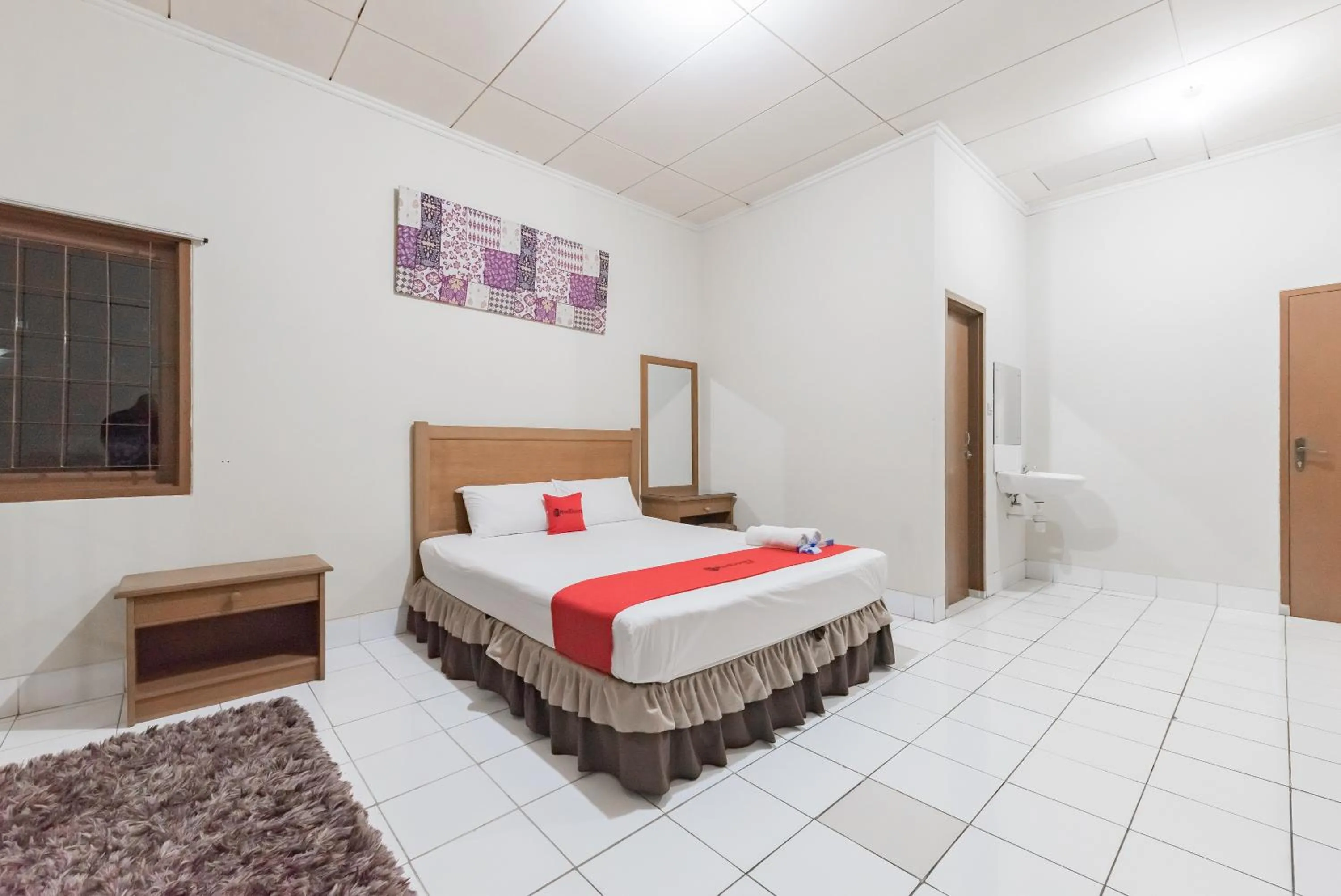 Bed in RedDoorz Plus At Hotel Griya Astoeti