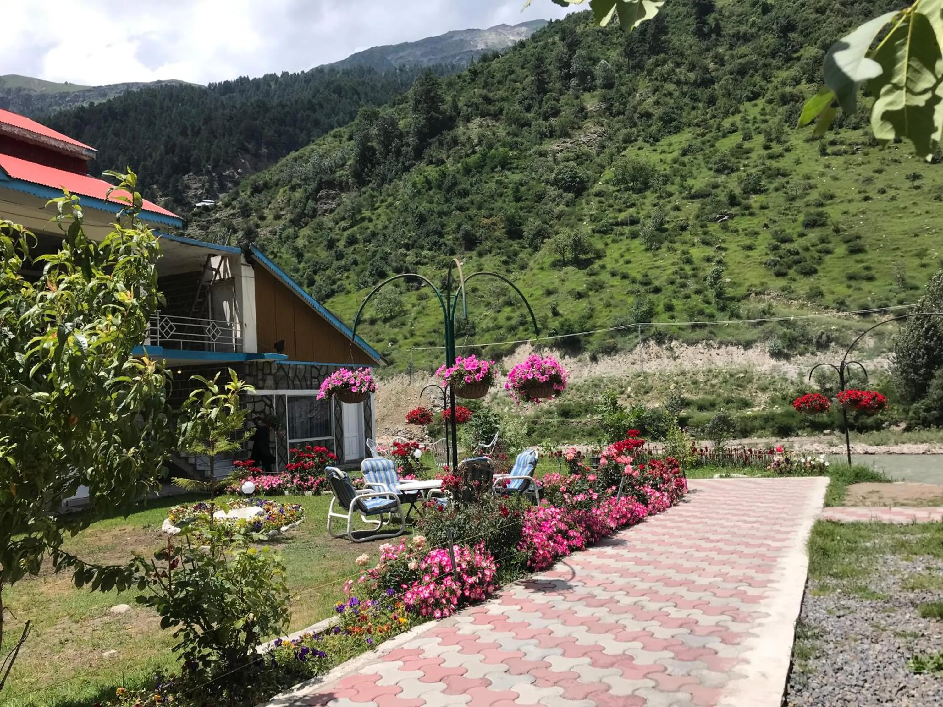 Garden view in Parhena Cottages Bella Naran