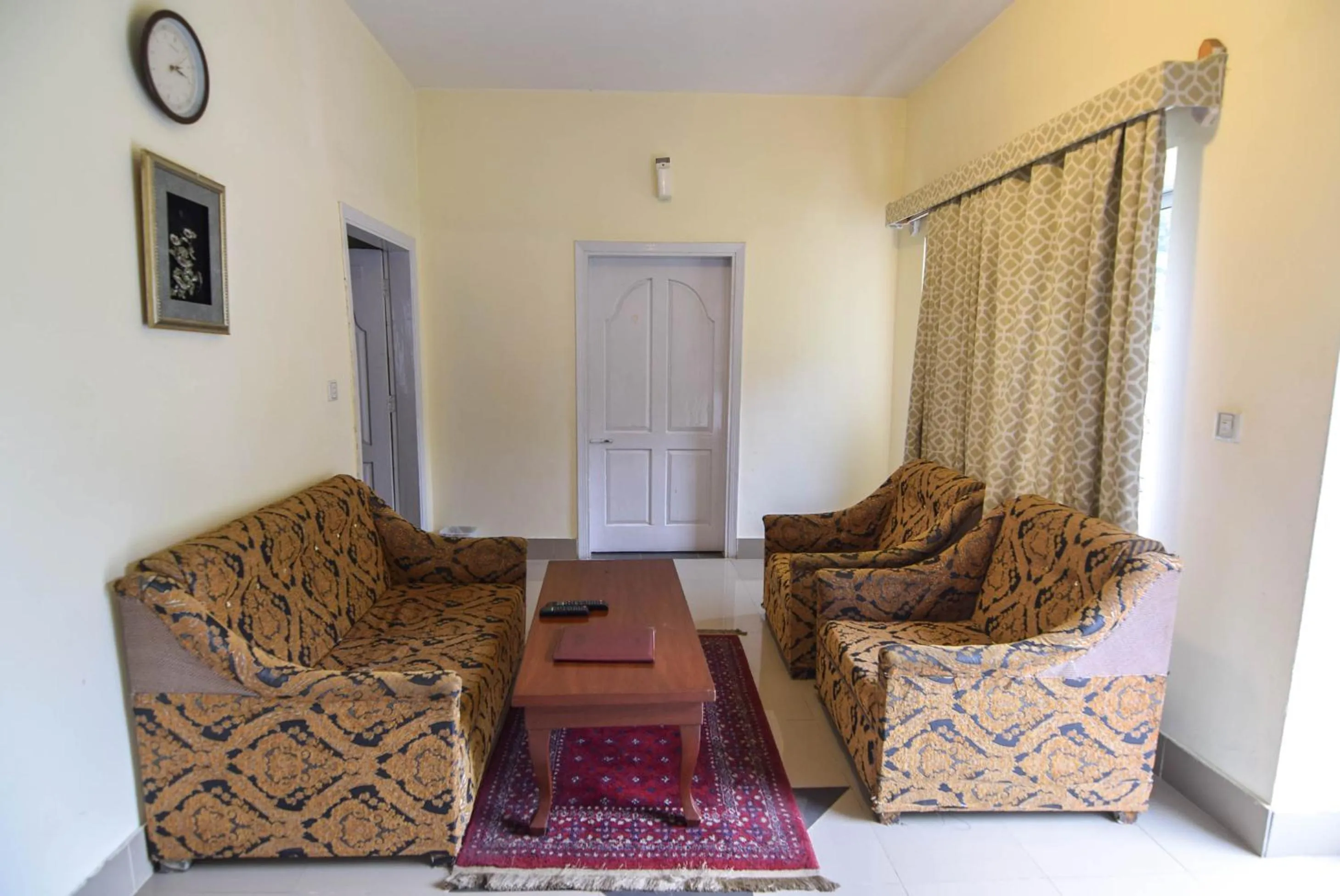 Communal lounge/ TV room in Parhena Cottages Bella Naran
