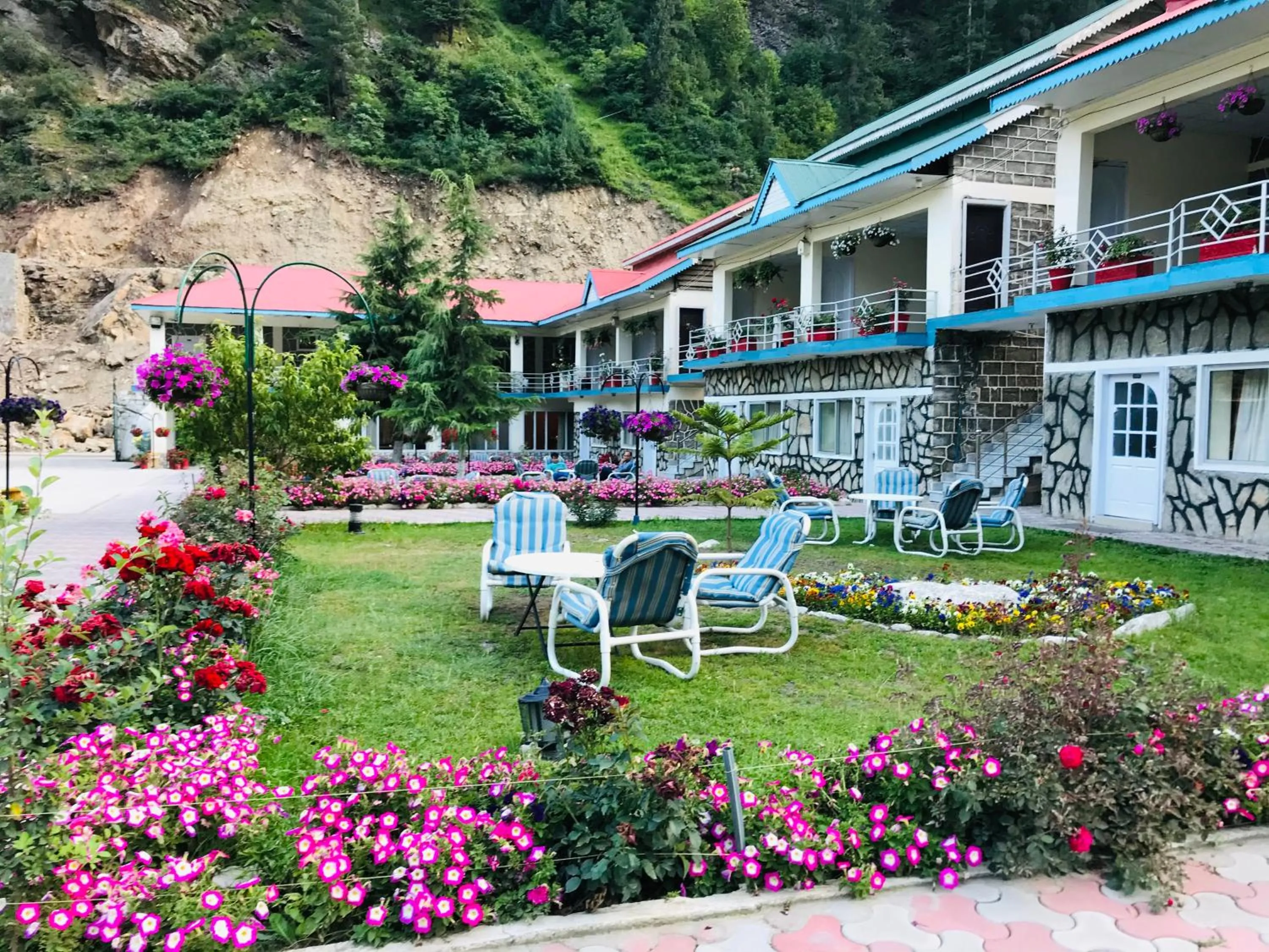 Property building in Parhena Cottages Bella Naran