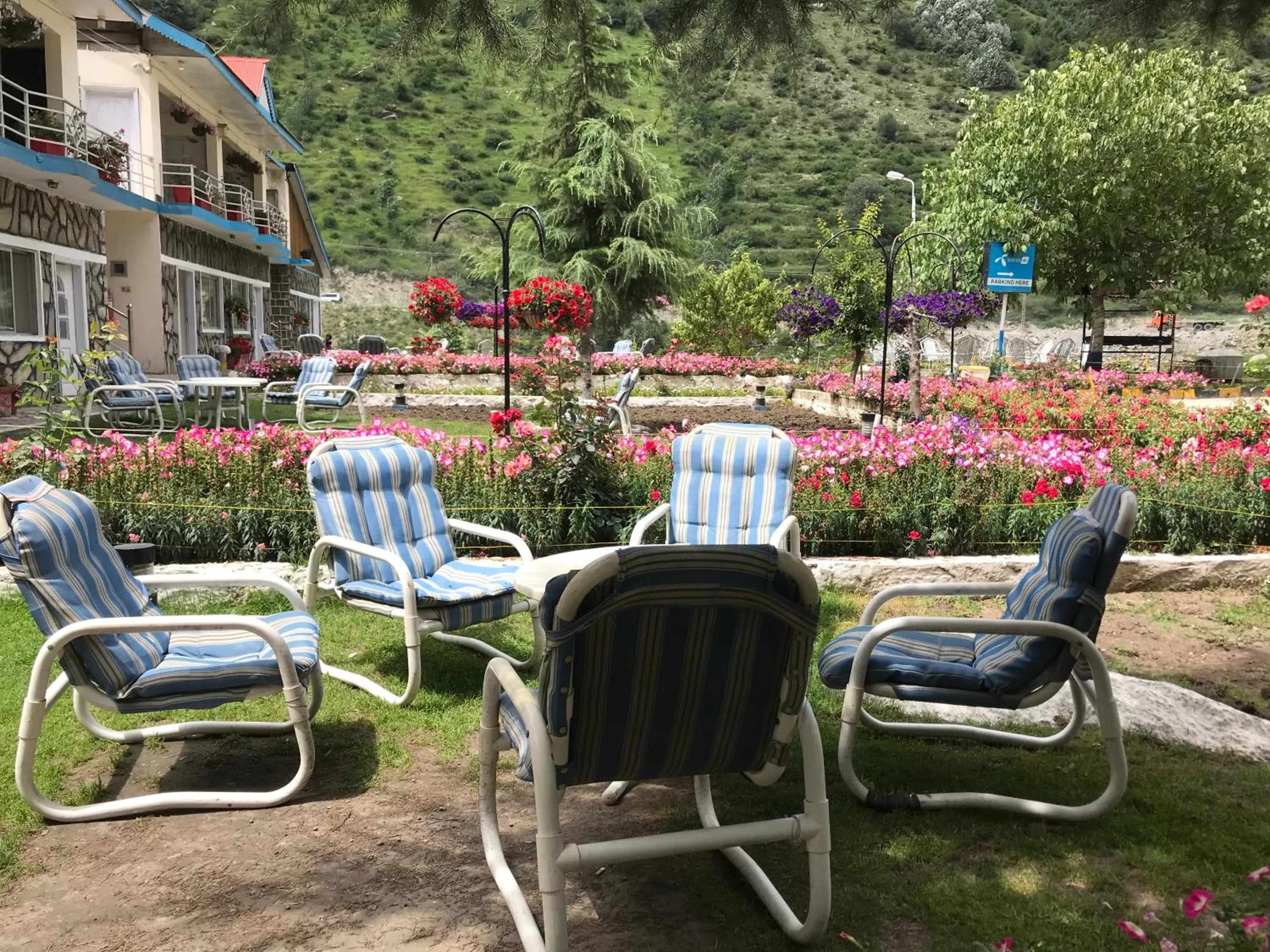 Garden in Parhena Cottages Bella Naran
