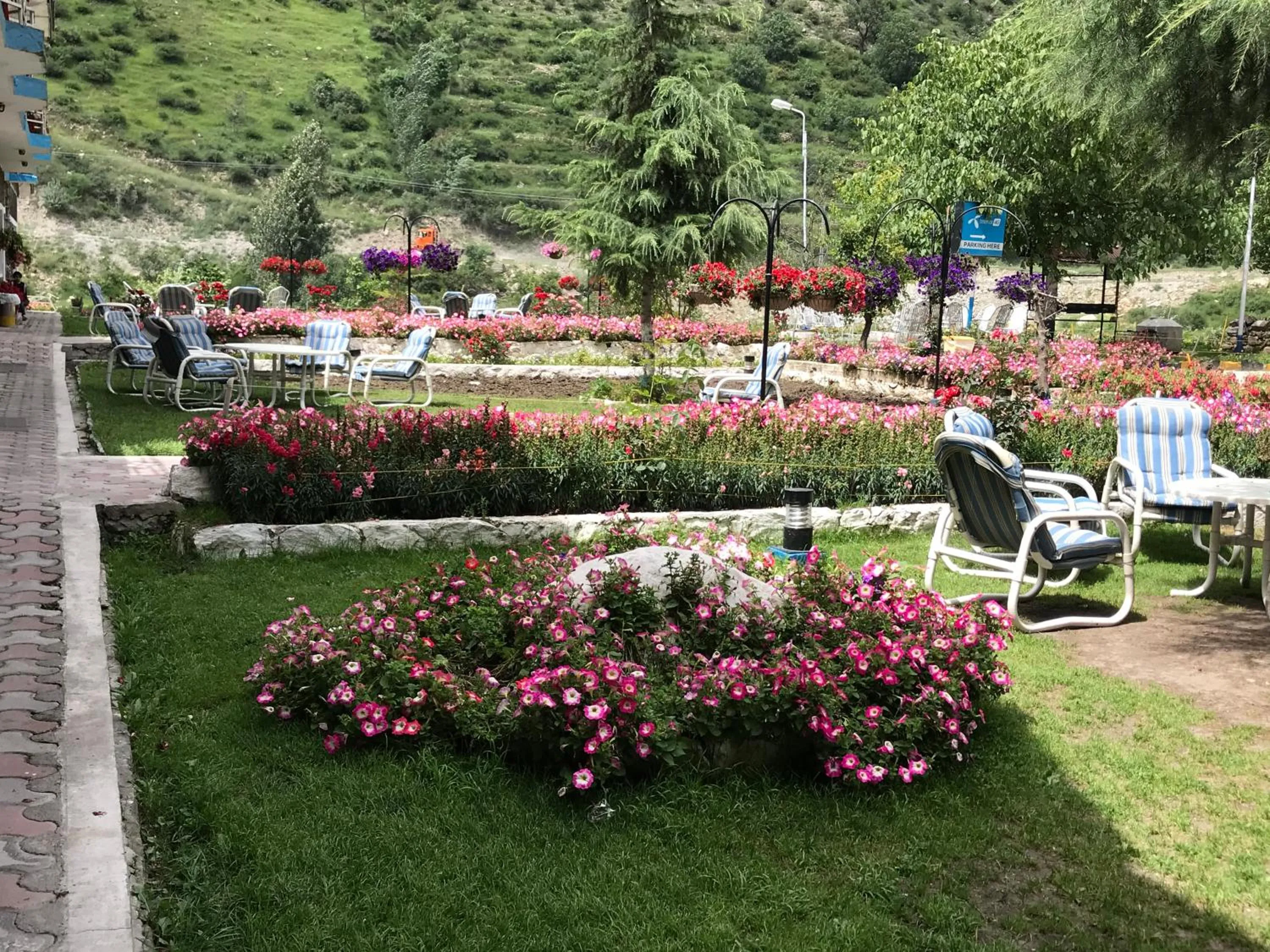 Garden in Parhena Cottages Bella Naran