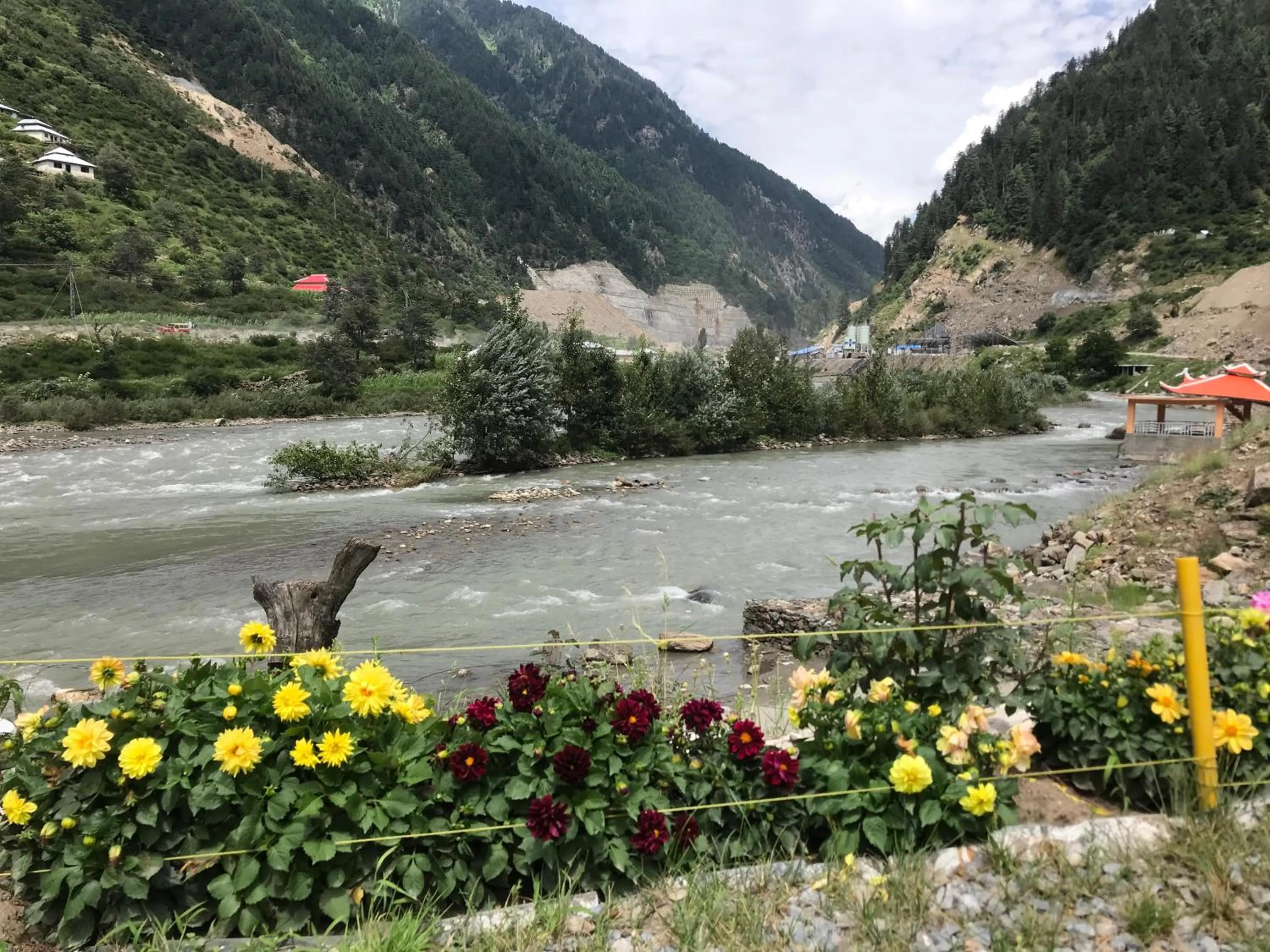 Garden view in Parhena Cottages Bella Naran