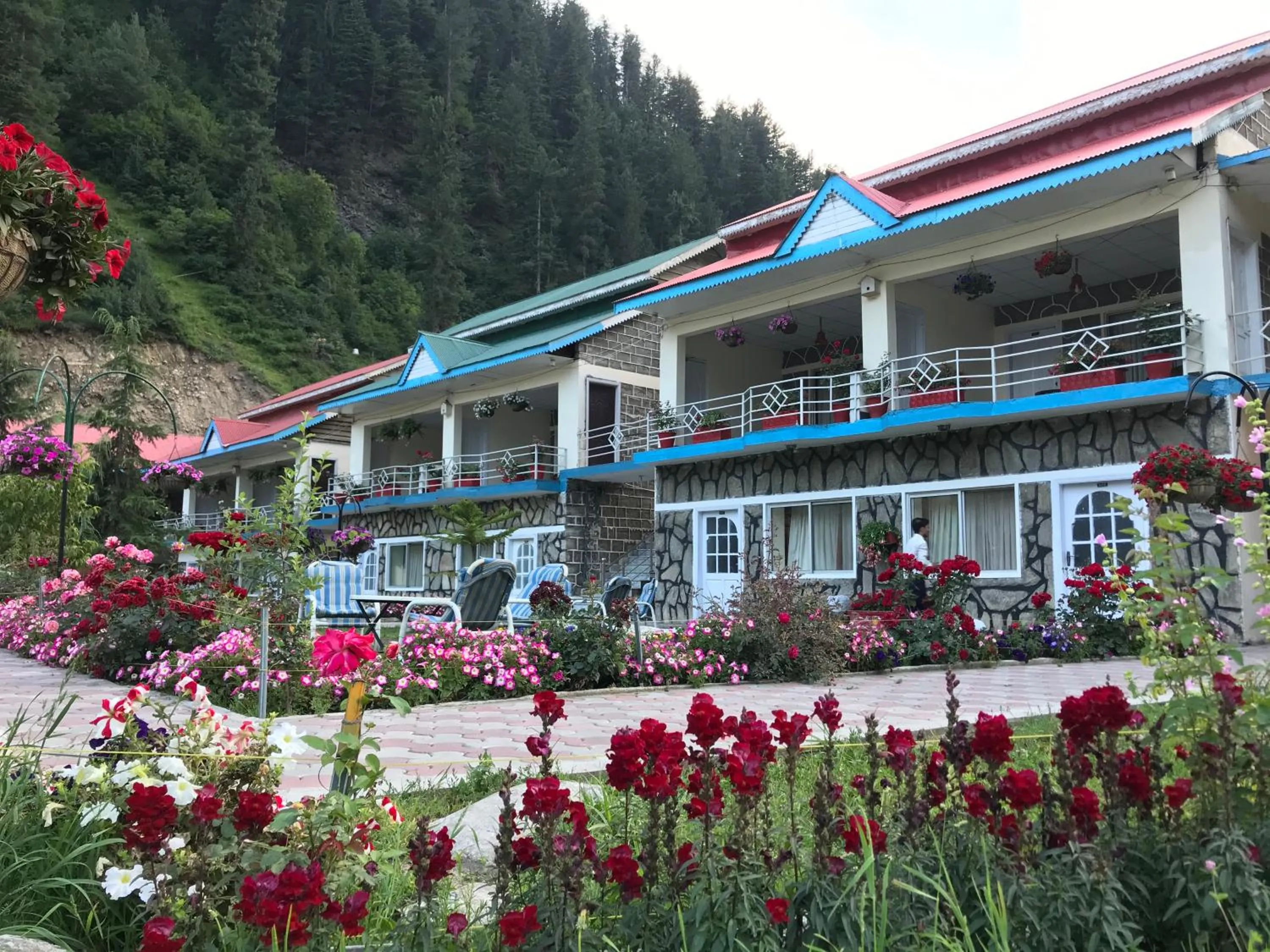 Property building in Parhena Cottages Bella Naran