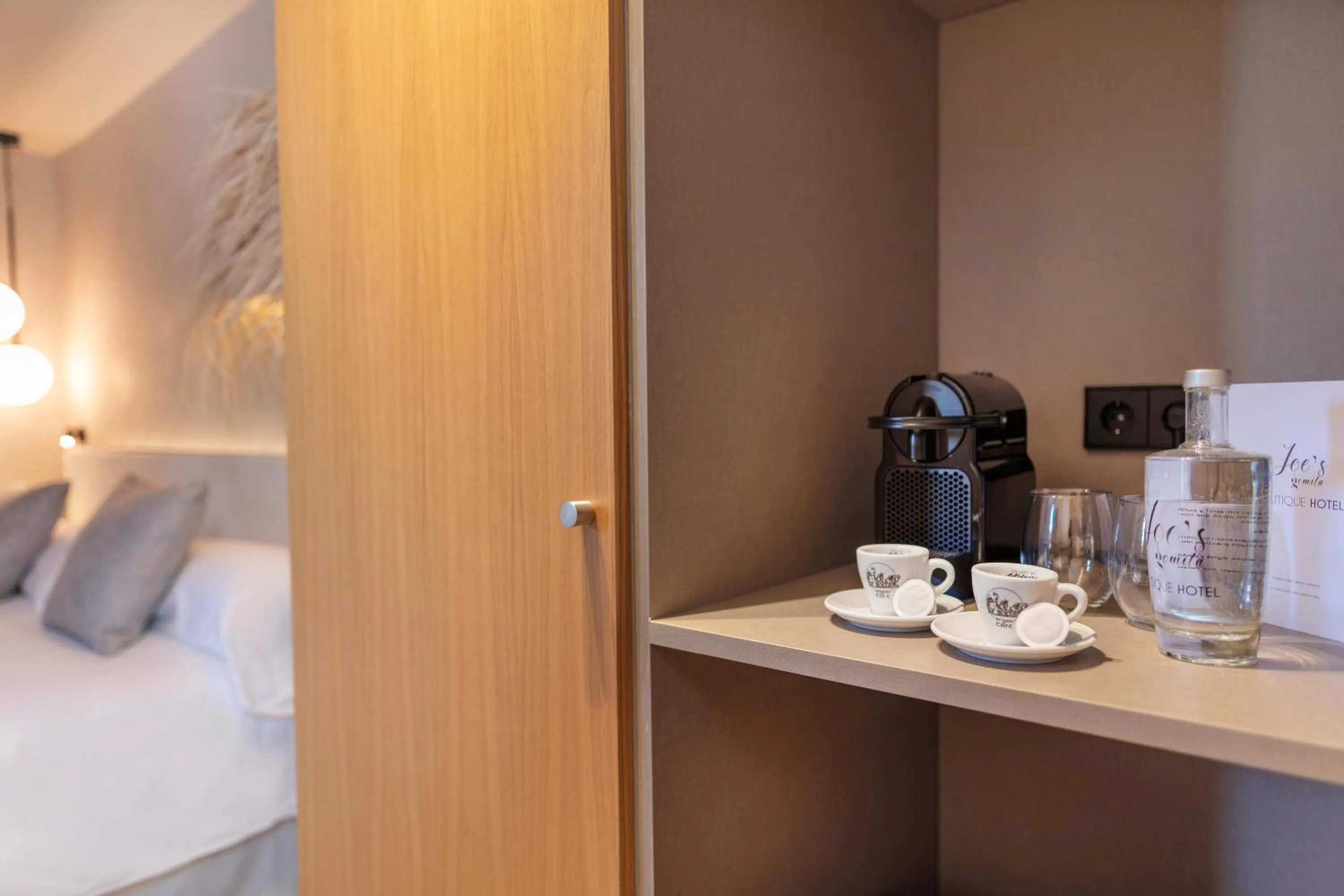 Coffee/tea facilities, Bed in JOE'S GOMILA BOUTIQUE HOTEL
