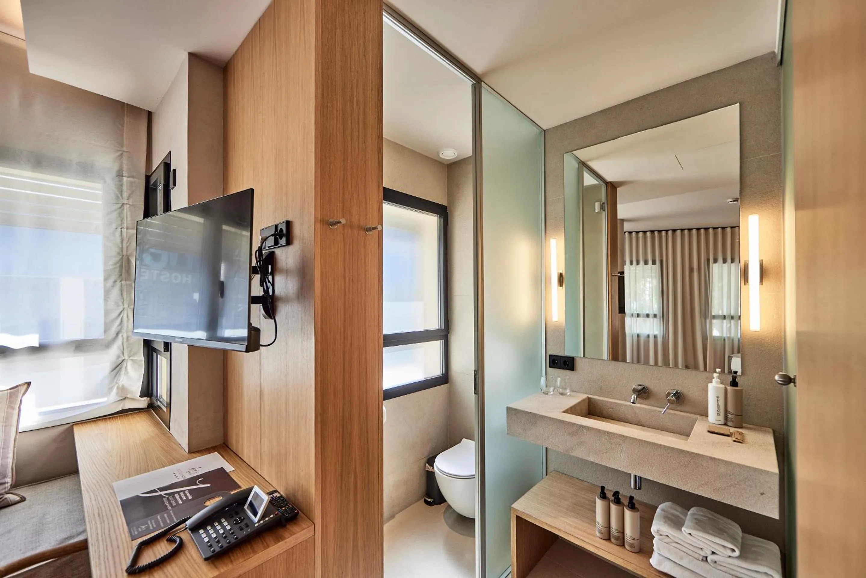 Communal lounge/ TV room in JOE'S GOMILA BOUTIQUE HOTEL