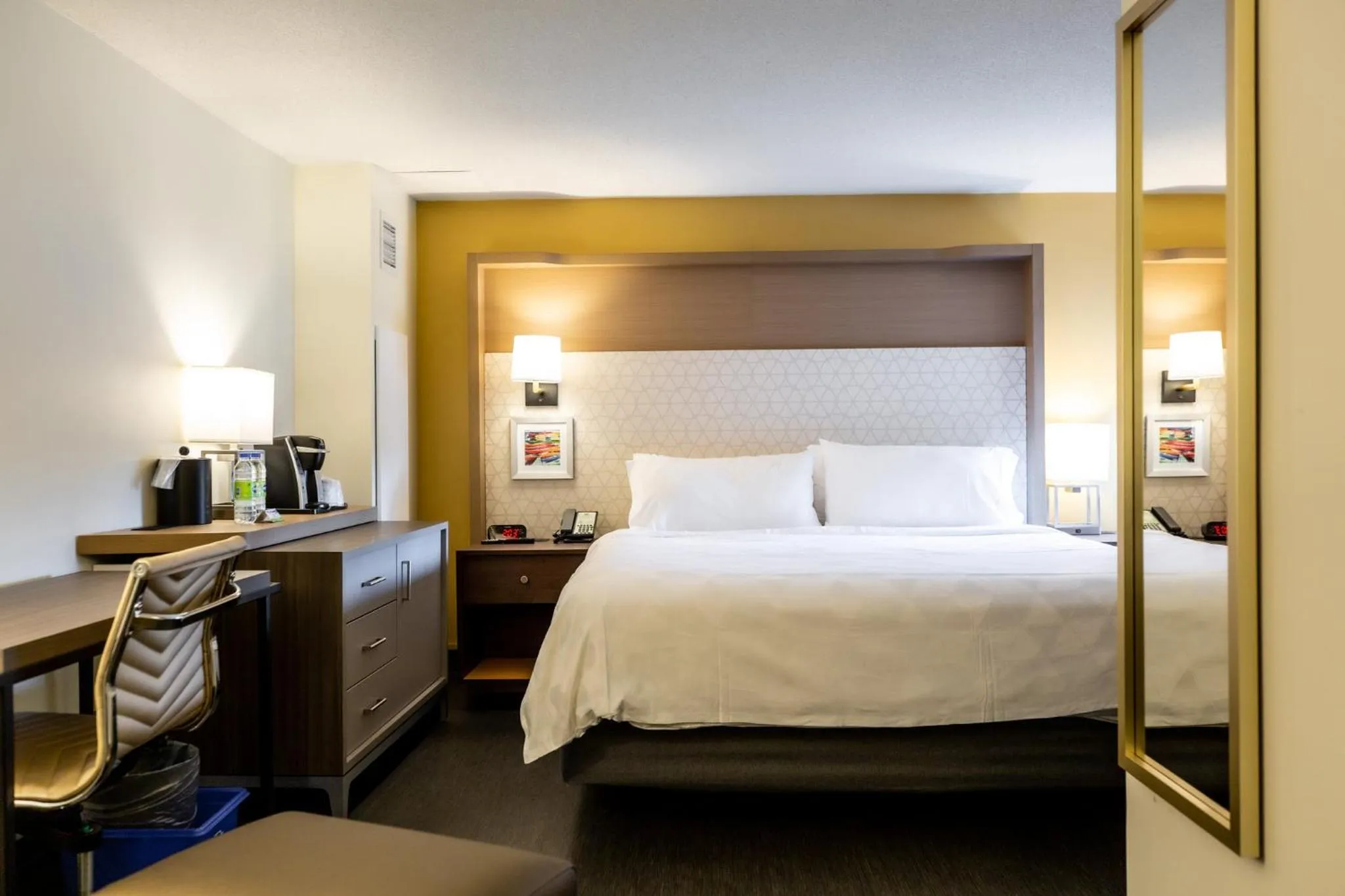 Photo of the whole room, Bed in Holiday Inn Toronto Downtown Centre by IHG