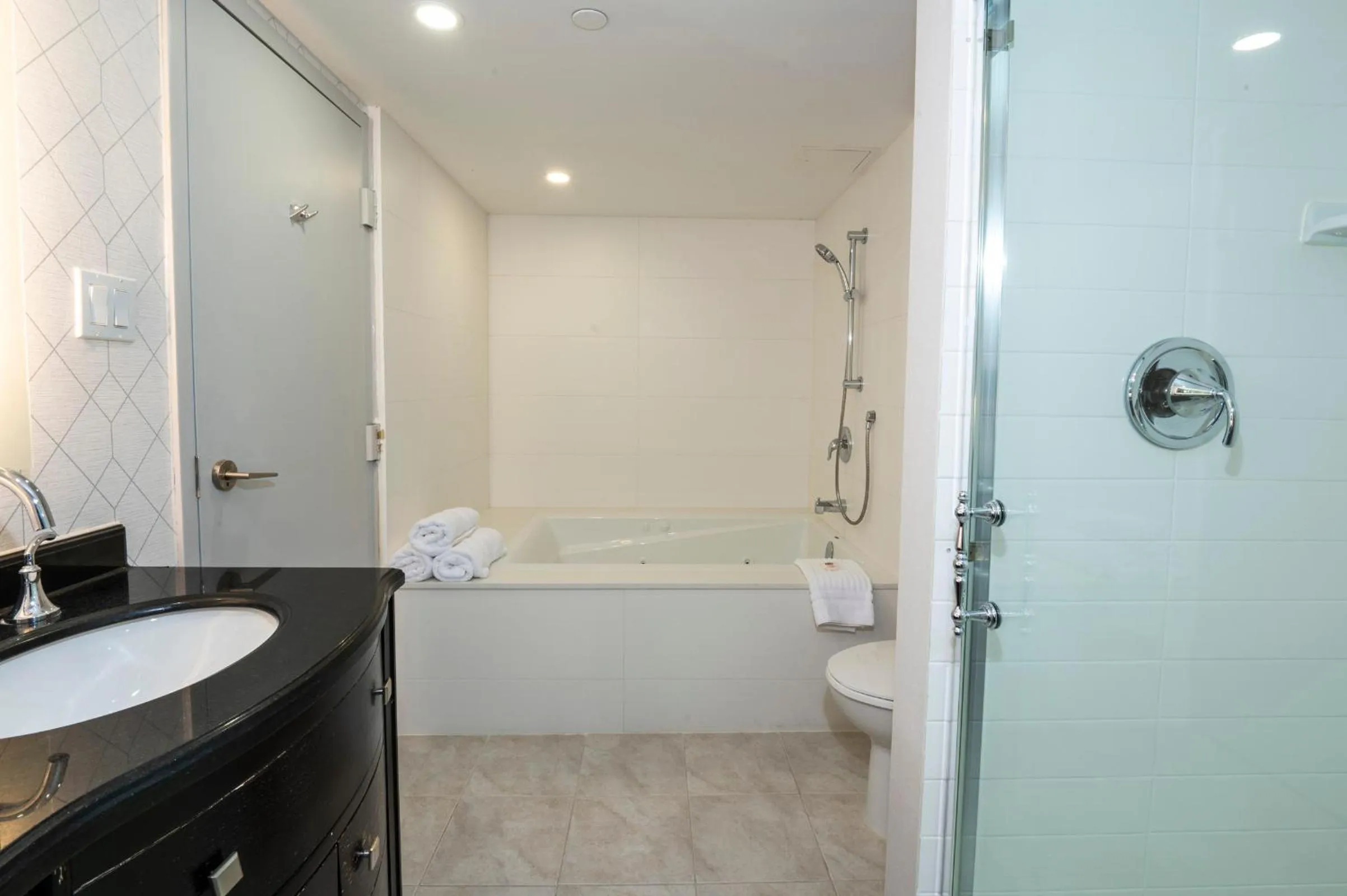 Photo of the whole room in Comfort Inn & Conference Centre Toronto Airport