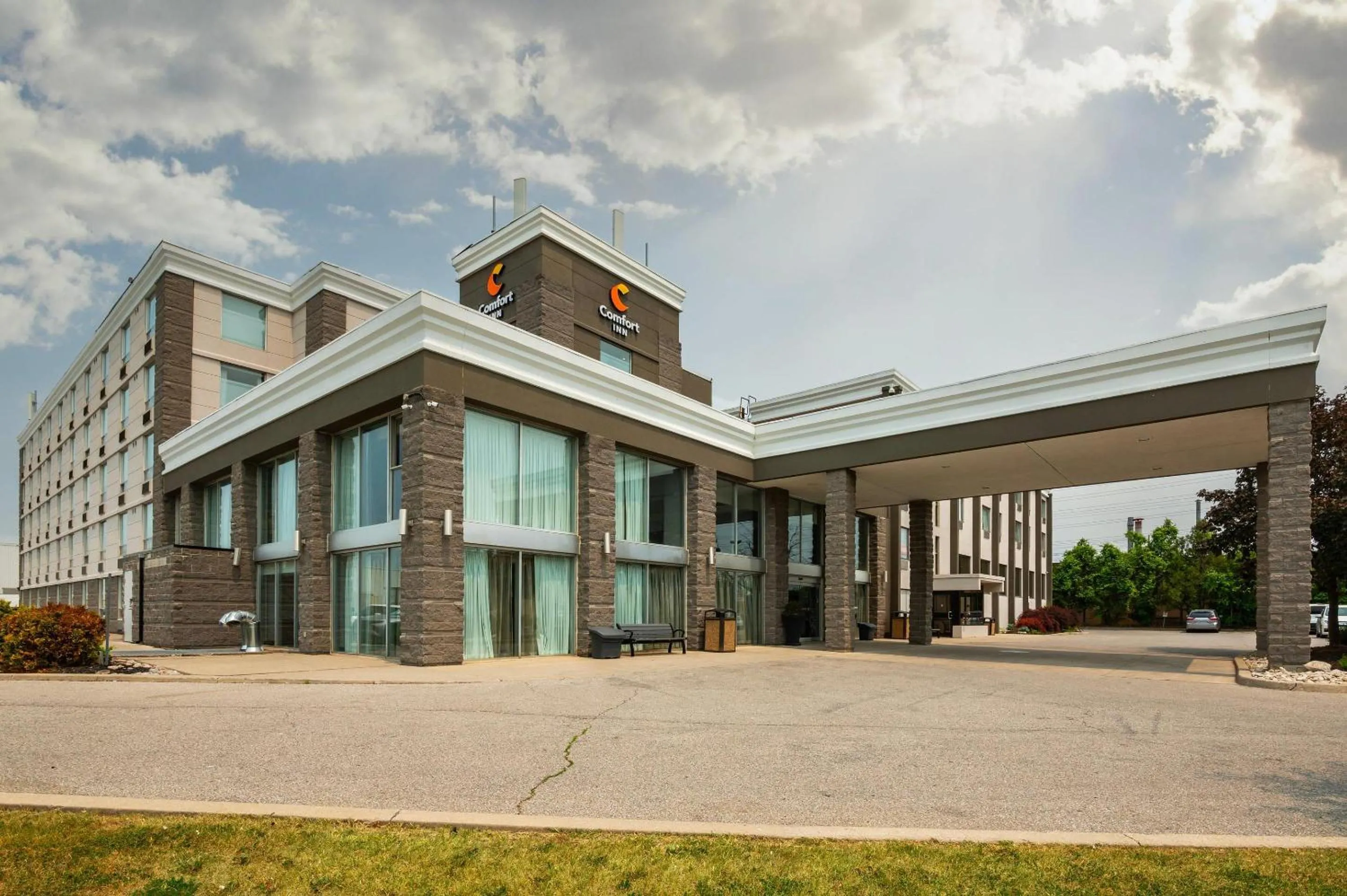 Property building in Comfort Inn & Conference Centre Toronto Airport