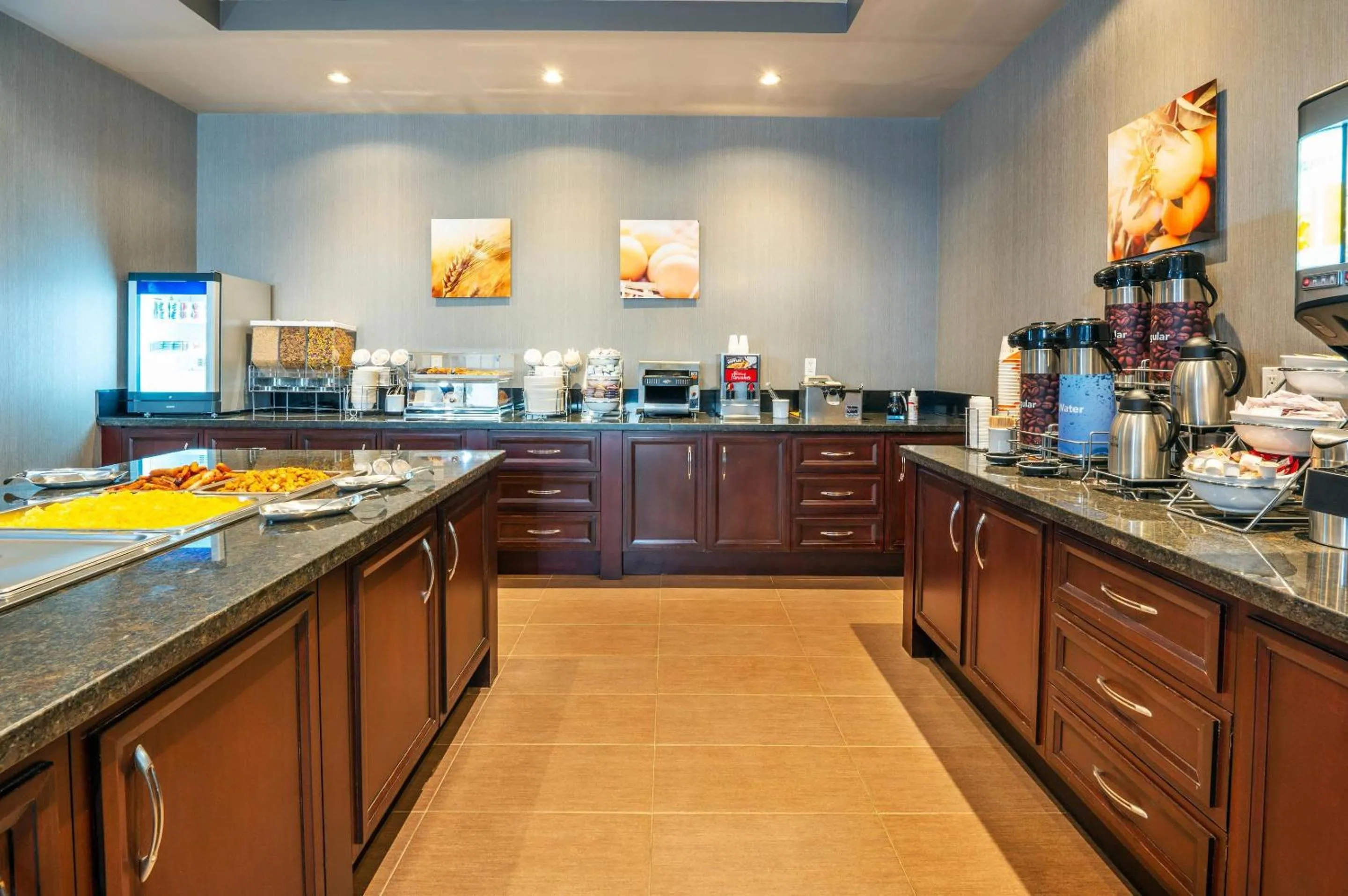 Breakfast in Comfort Inn & Conference Centre Toronto Airport