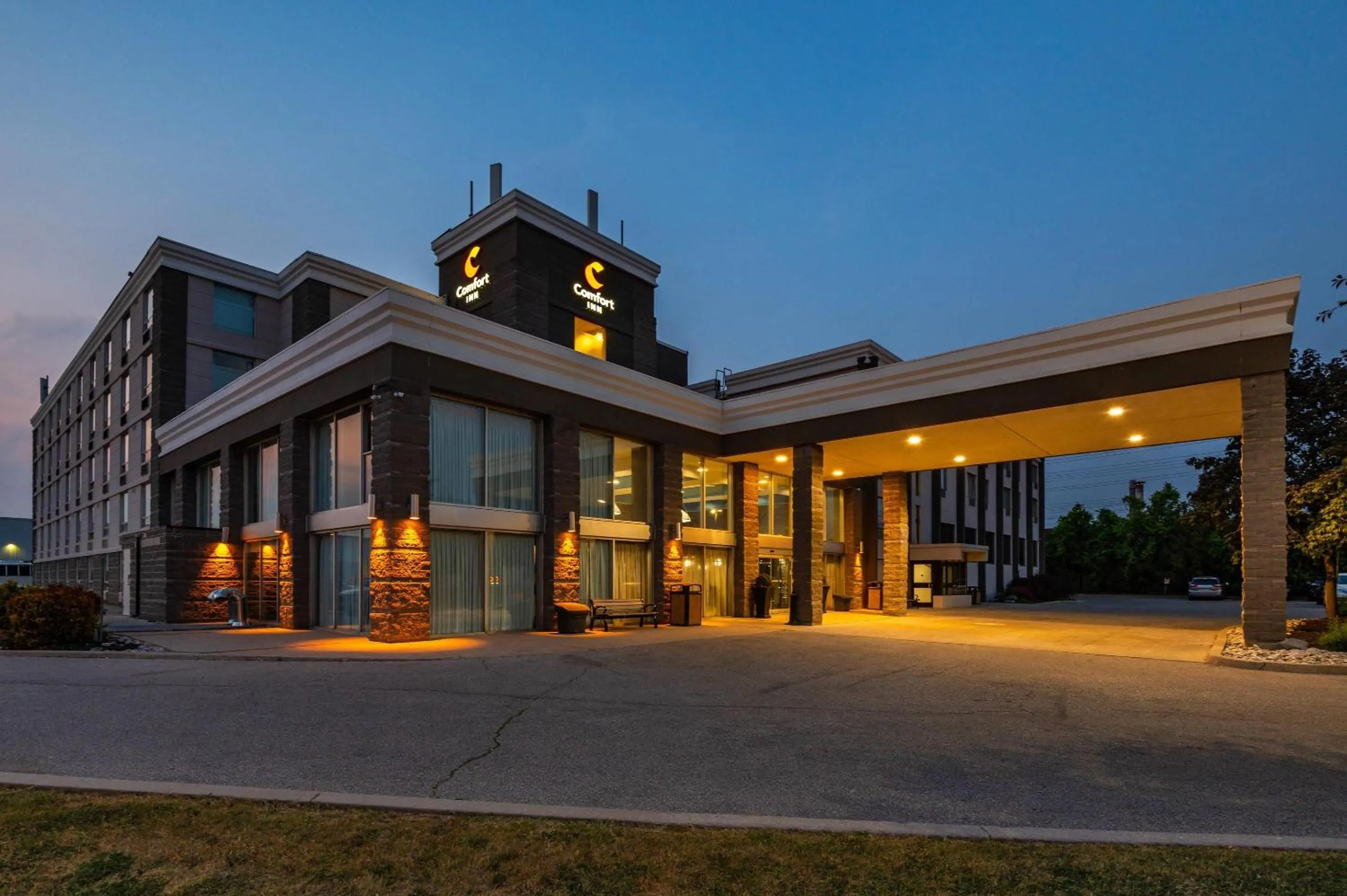 Property building in Comfort Inn & Conference Centre Toronto Airport