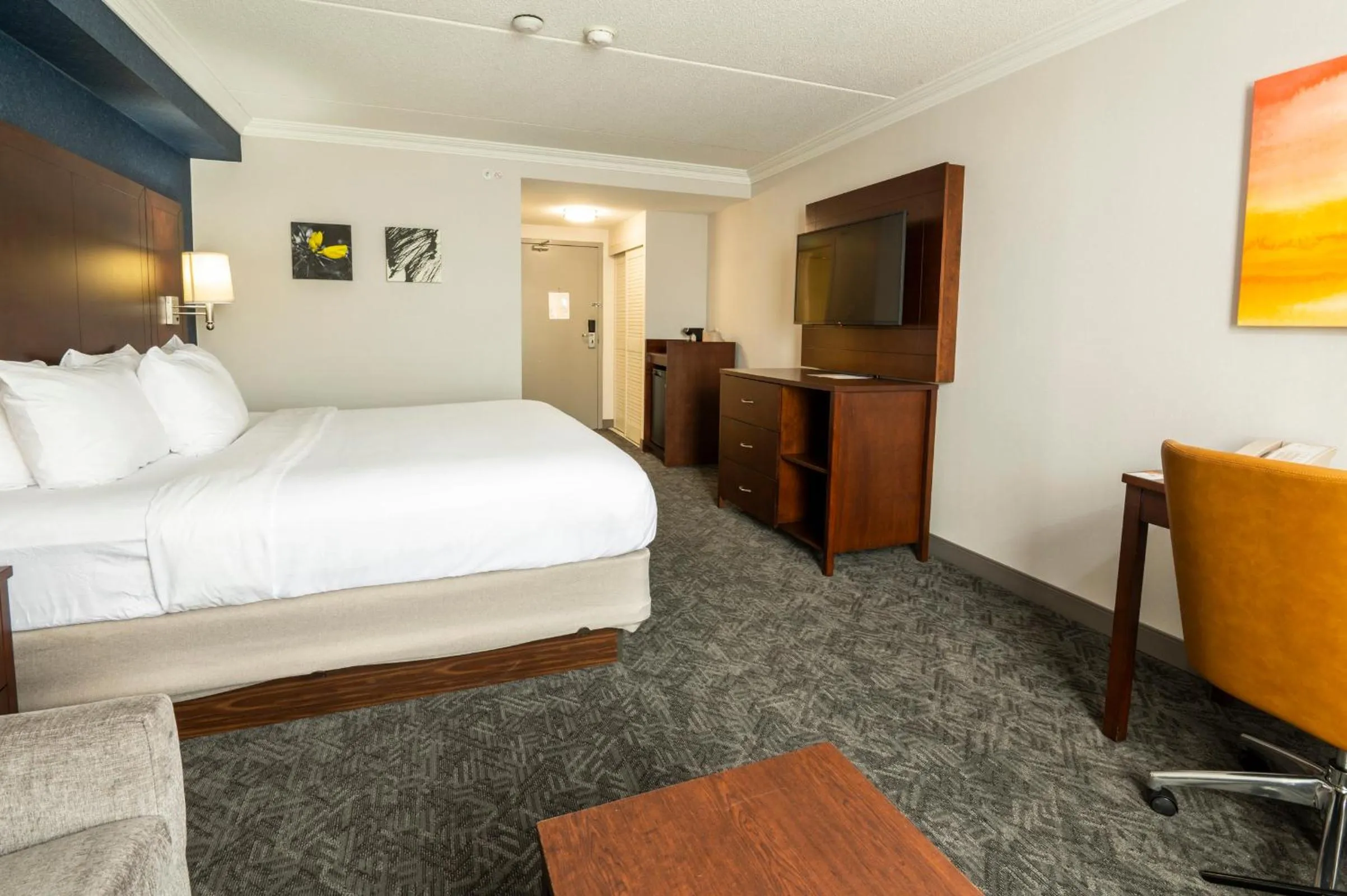 Photo of the whole room, Bed in Comfort Inn & Conference Centre Toronto Airport