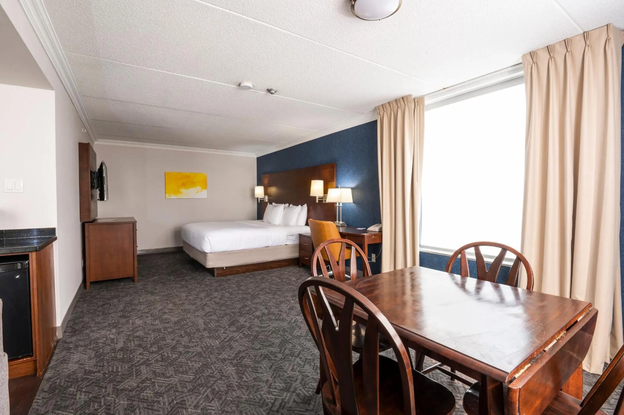 Photo of the whole room, Bed in Comfort Inn & Conference Centre Toronto Airport