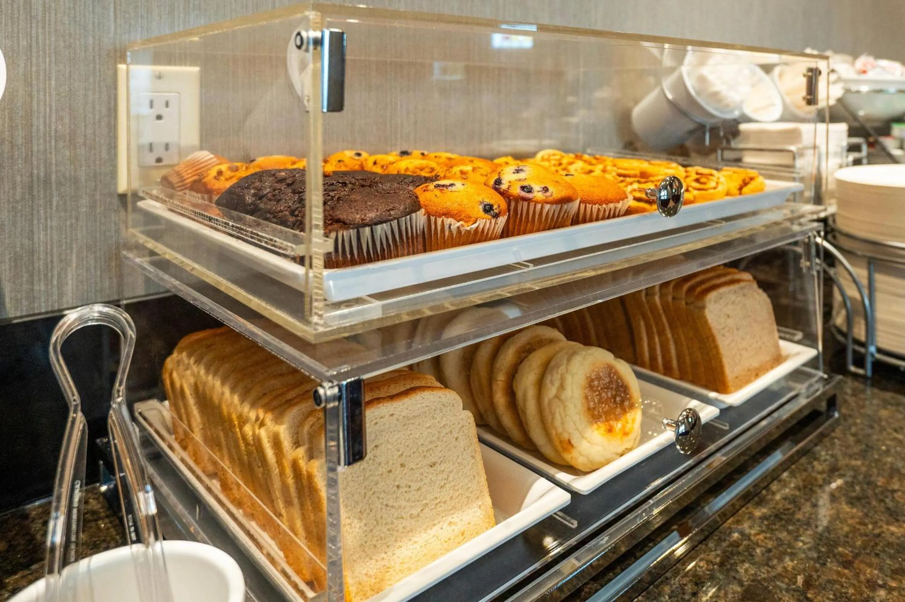 Breakfast in Comfort Inn & Conference Centre Toronto Airport