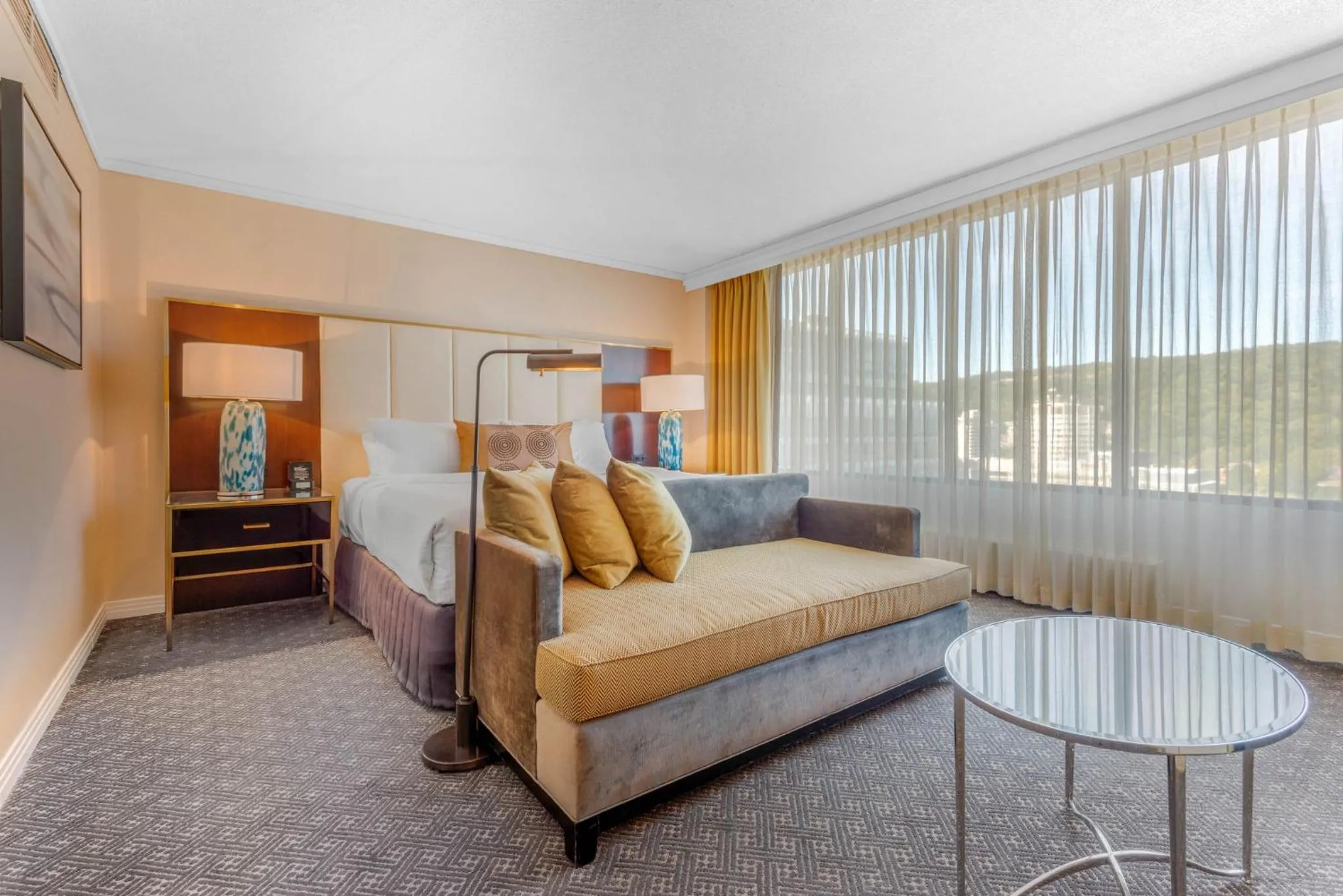 Bedroom, Bed in Omni Mont-Royal Hotel