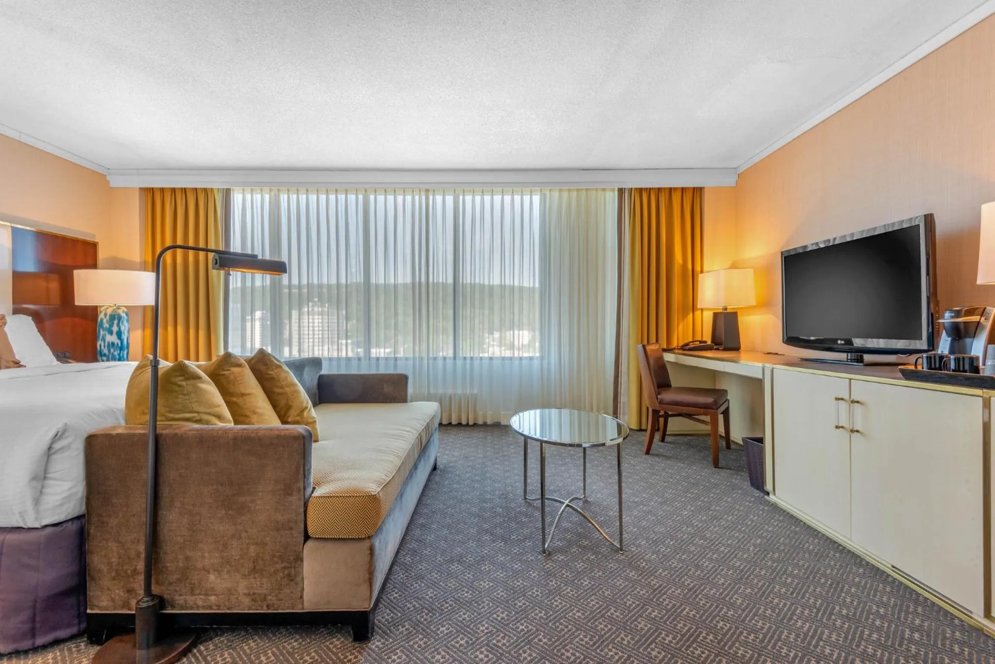 Bedroom, Bed in Omni Mont-Royal Hotel