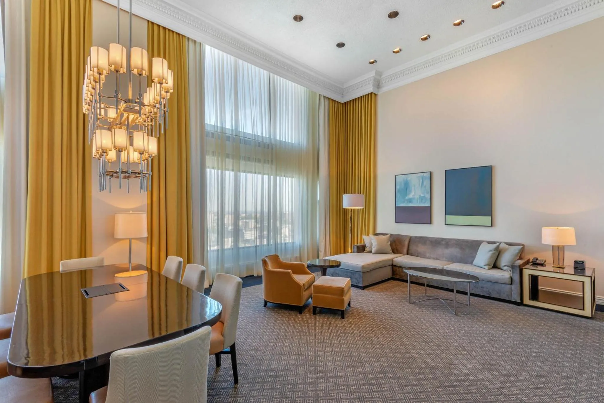 Bedroom in Omni Mont-Royal Hotel