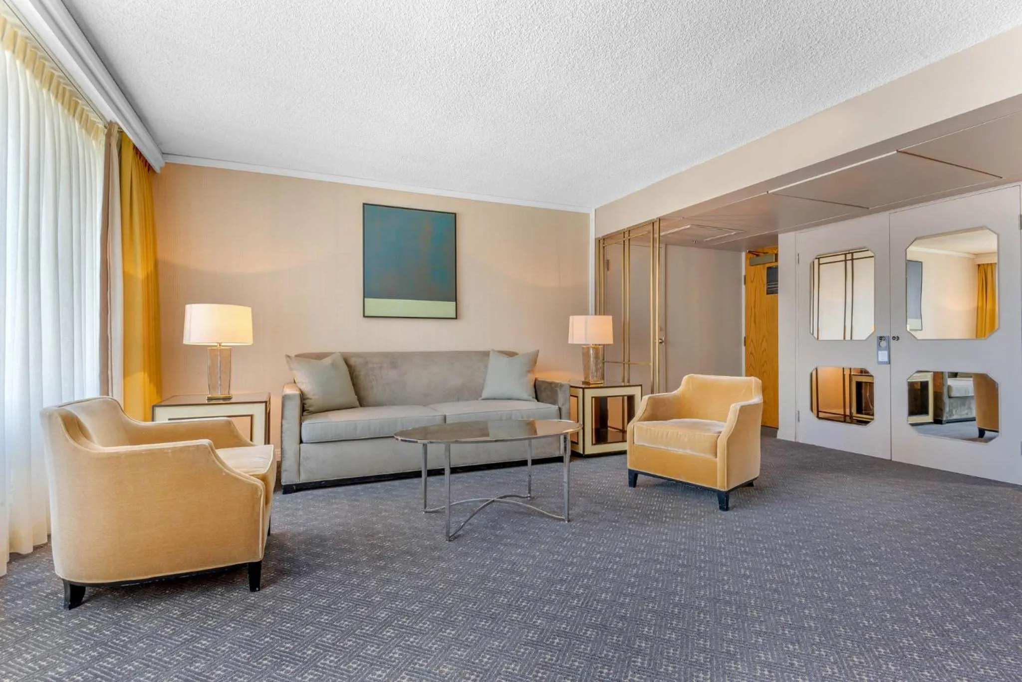 Bedroom in Omni Mont-Royal Hotel