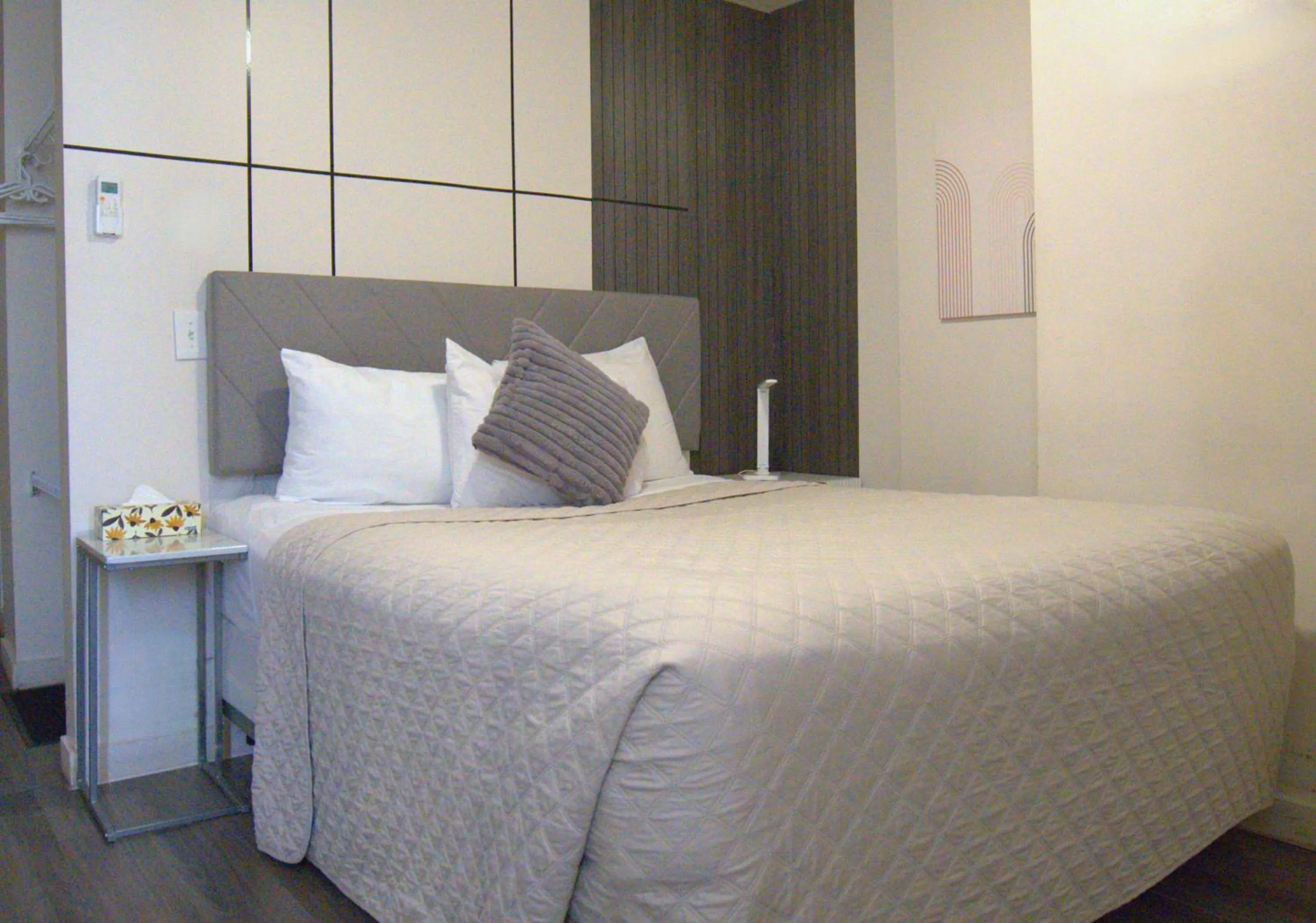 Bed in Hotel Auberge Manoir Ville Marie